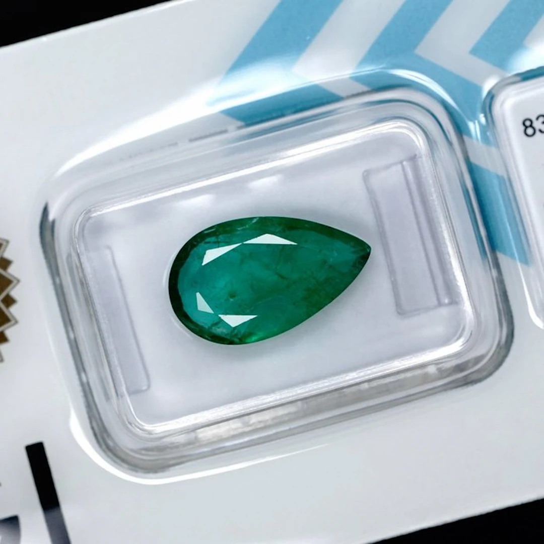 1 pcs Green Emerald - 2.74 ct - International Gemological Institute (IGI)