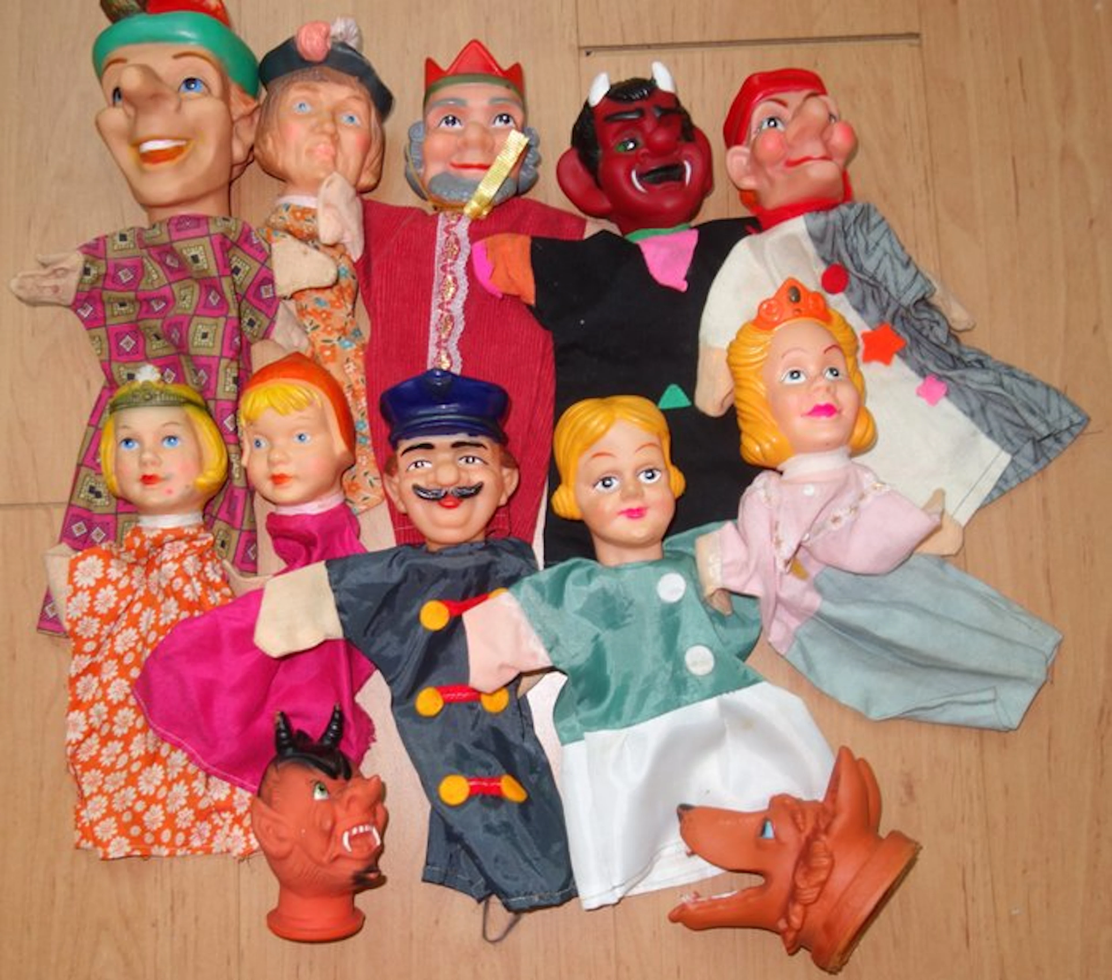 Themed collection - 12 hand puppets, 2 without fabric bodies