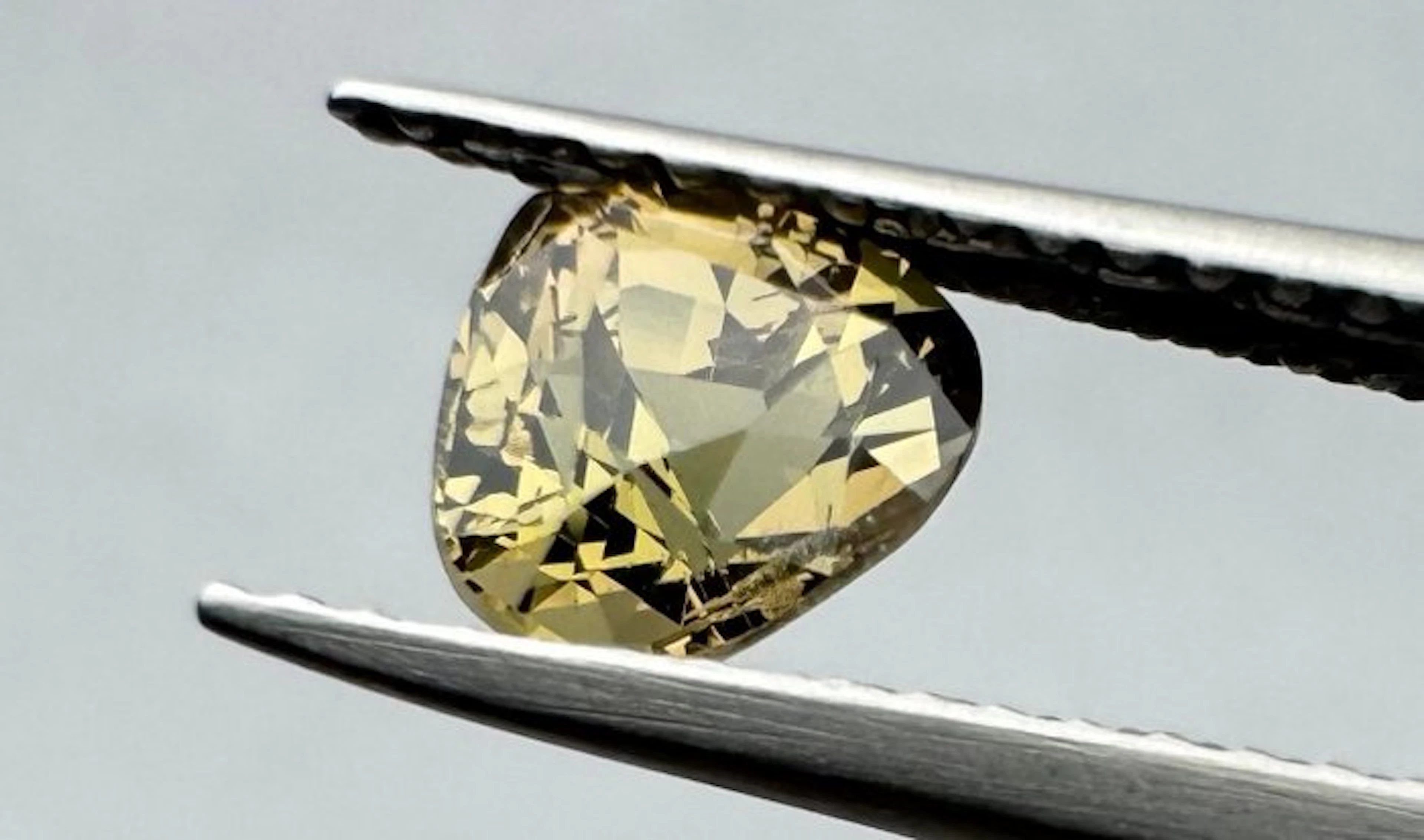 Yellow, Brown Sapphire - 1.07 ct - International...