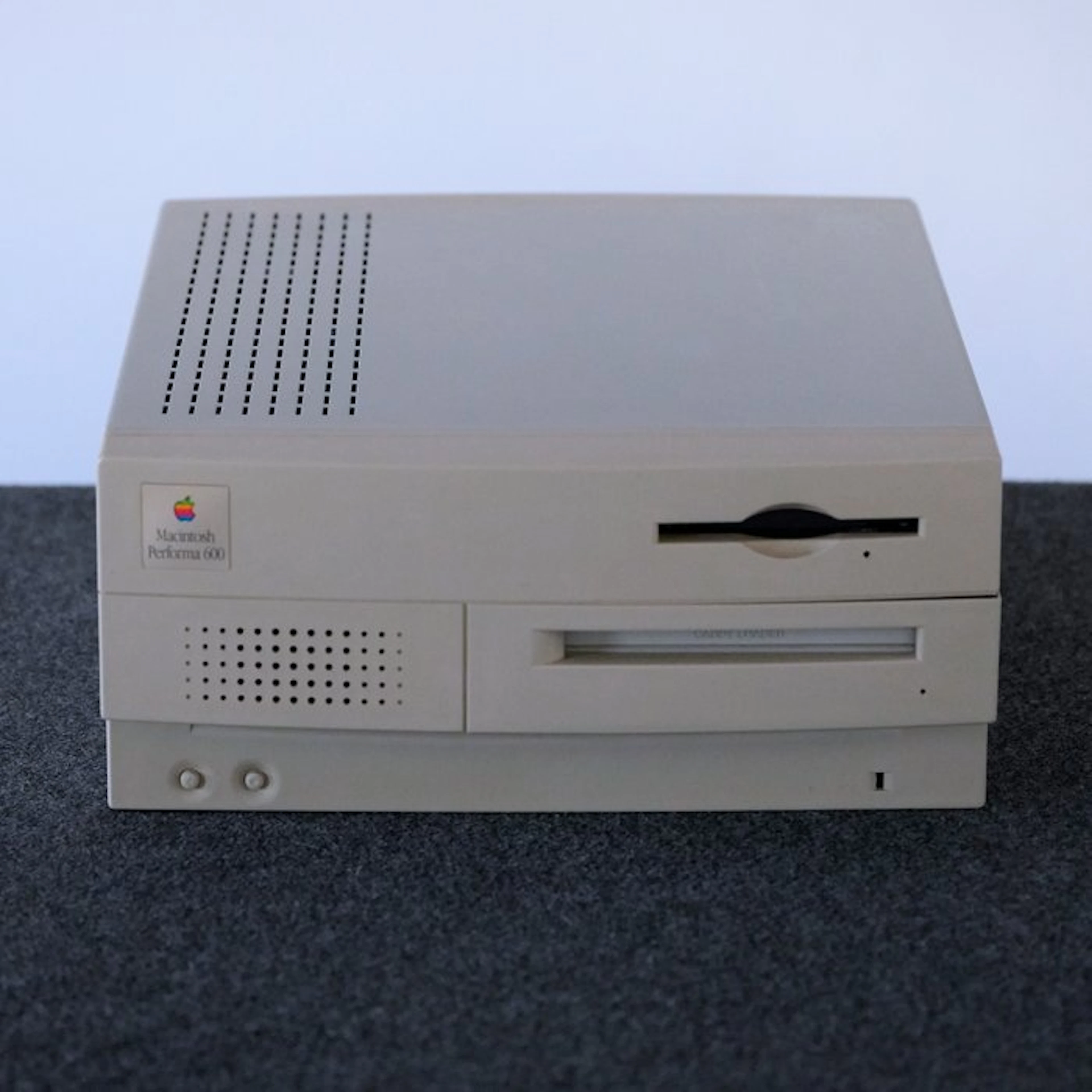 Apple Macintosh Performa 600 — Early Caddy-Loaded CD...