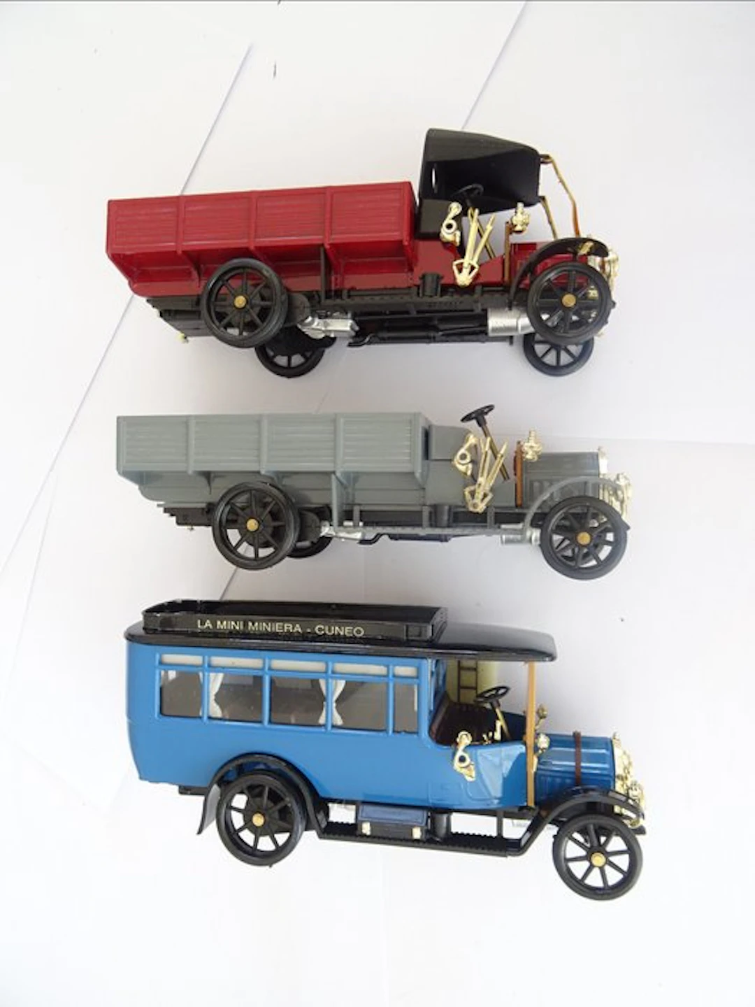 Rio - Model car (3) - 3 like-new models in their original packaging.