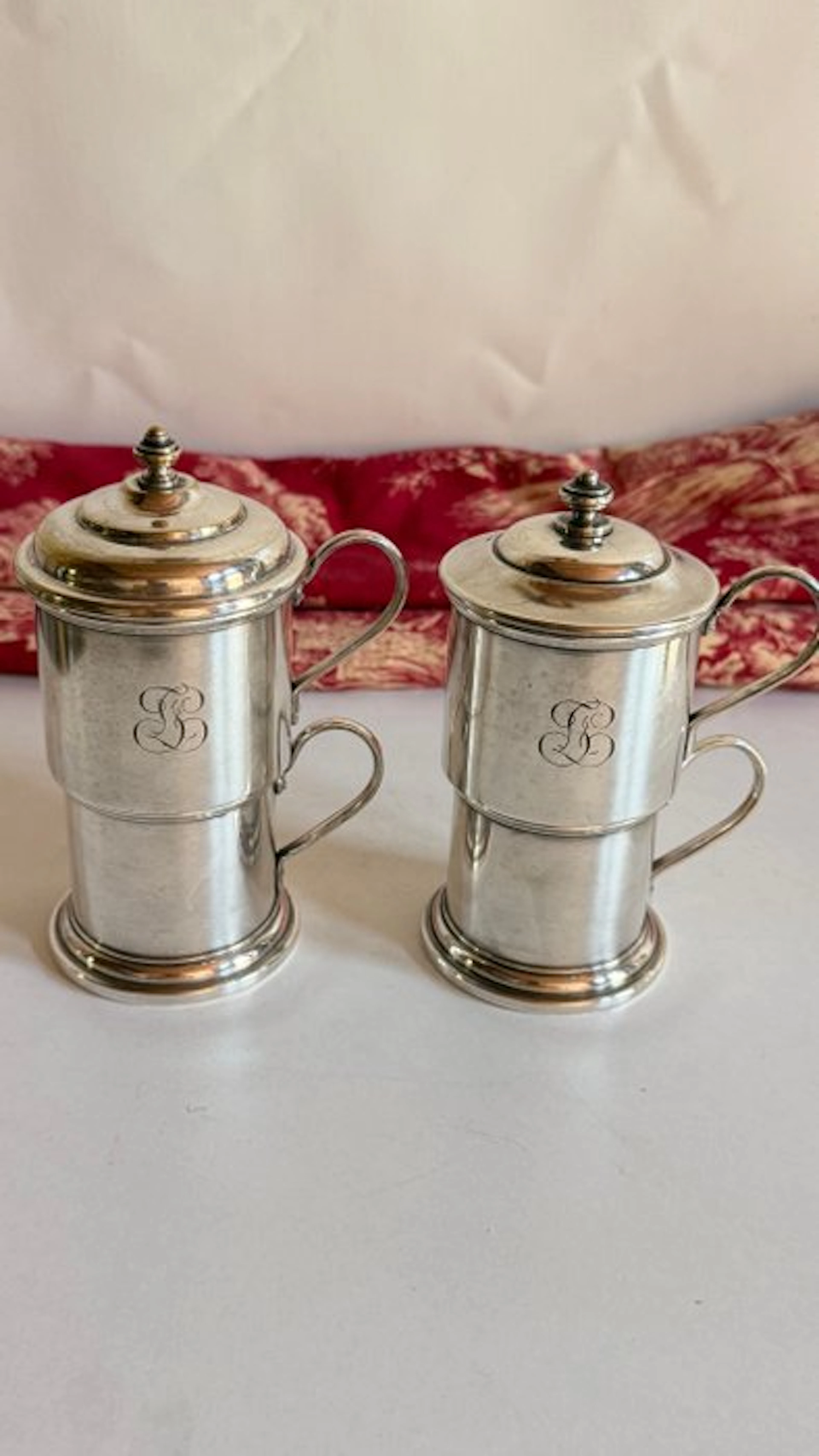 Centrepiece (2) - Pair of Silver-Plated Infusion Mugs ·...
