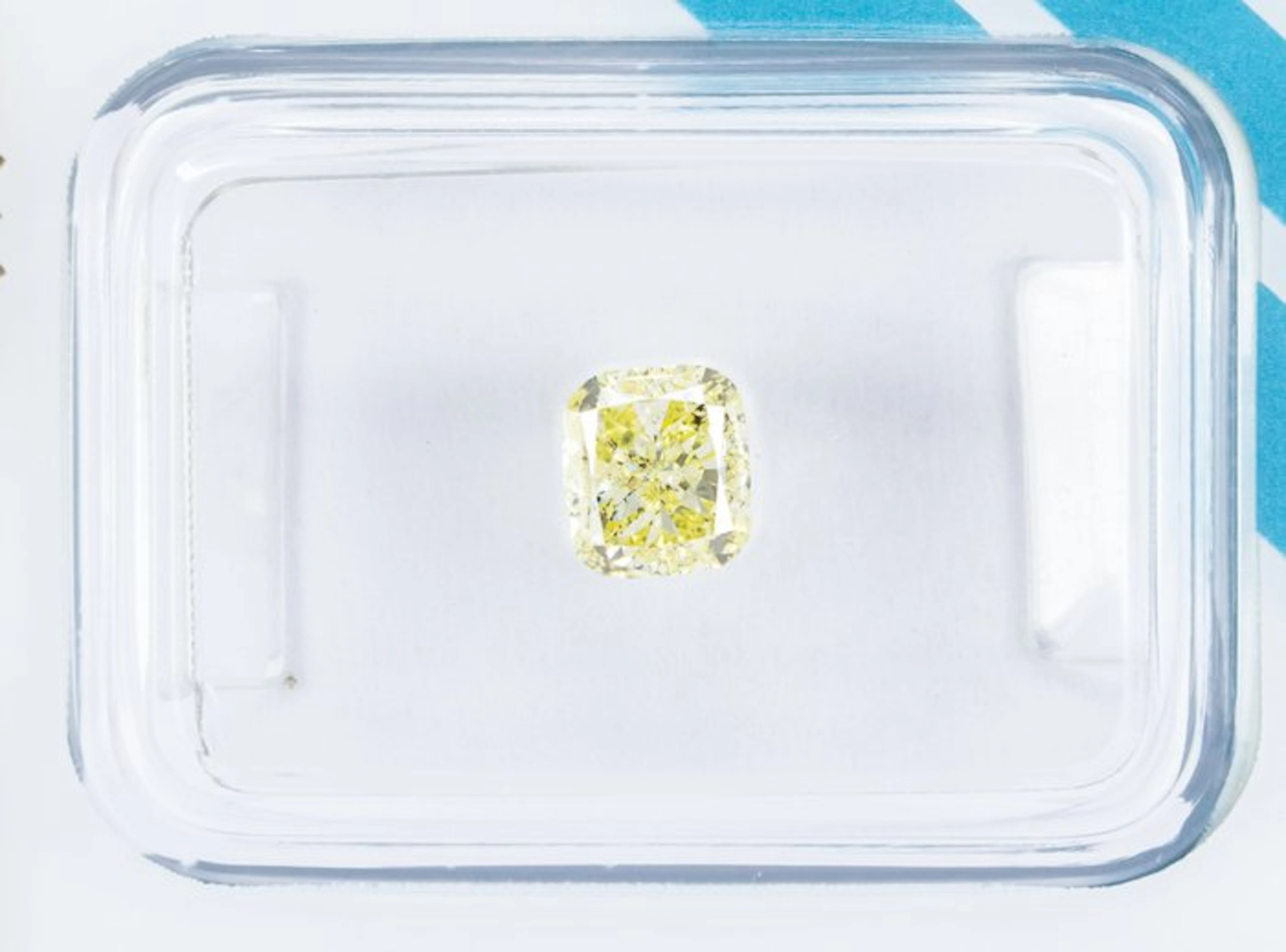 No reserve price - 1 pcs Diamond (Natural coloured)...