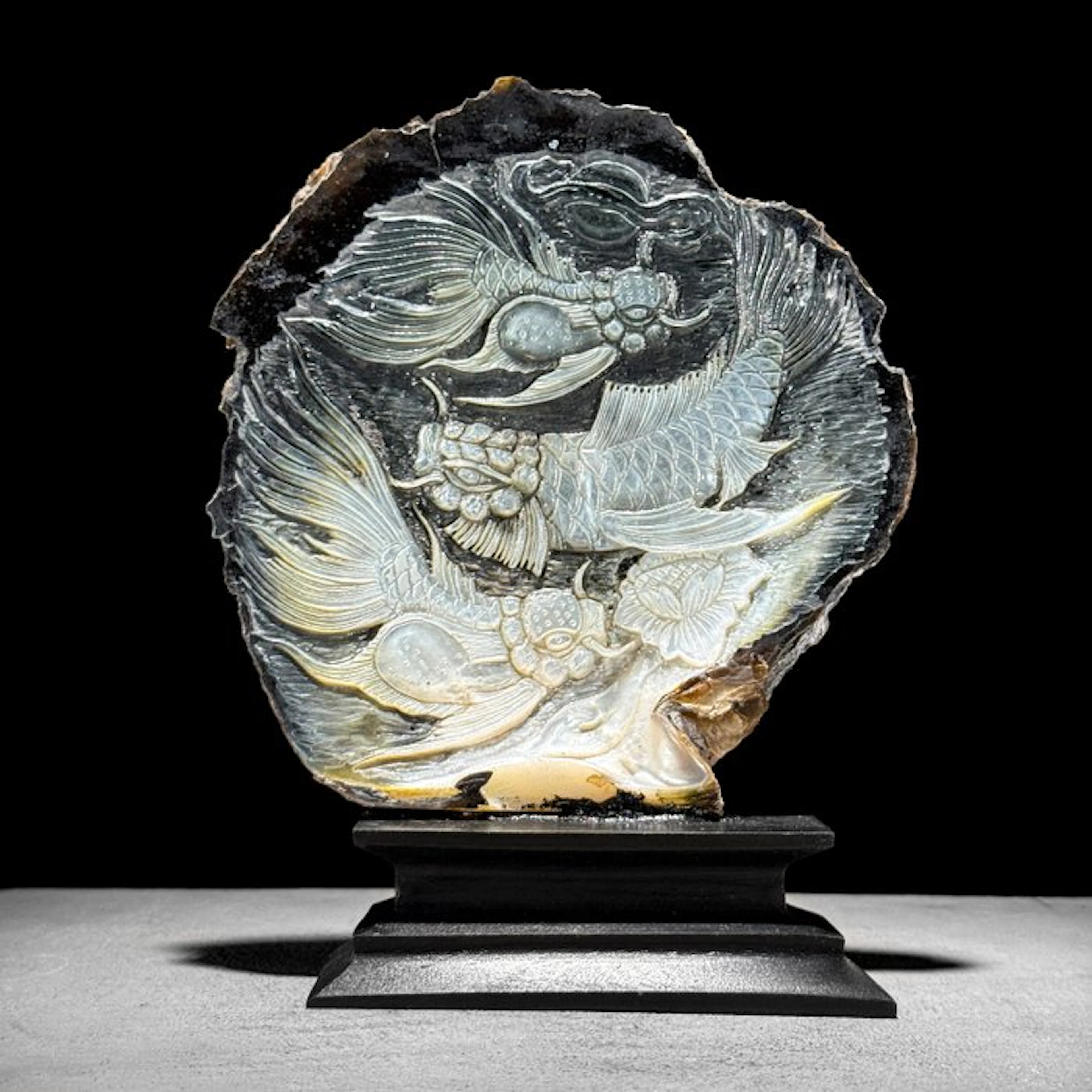 Intricately engraved Mother of Pearl Shell - Exquisite...