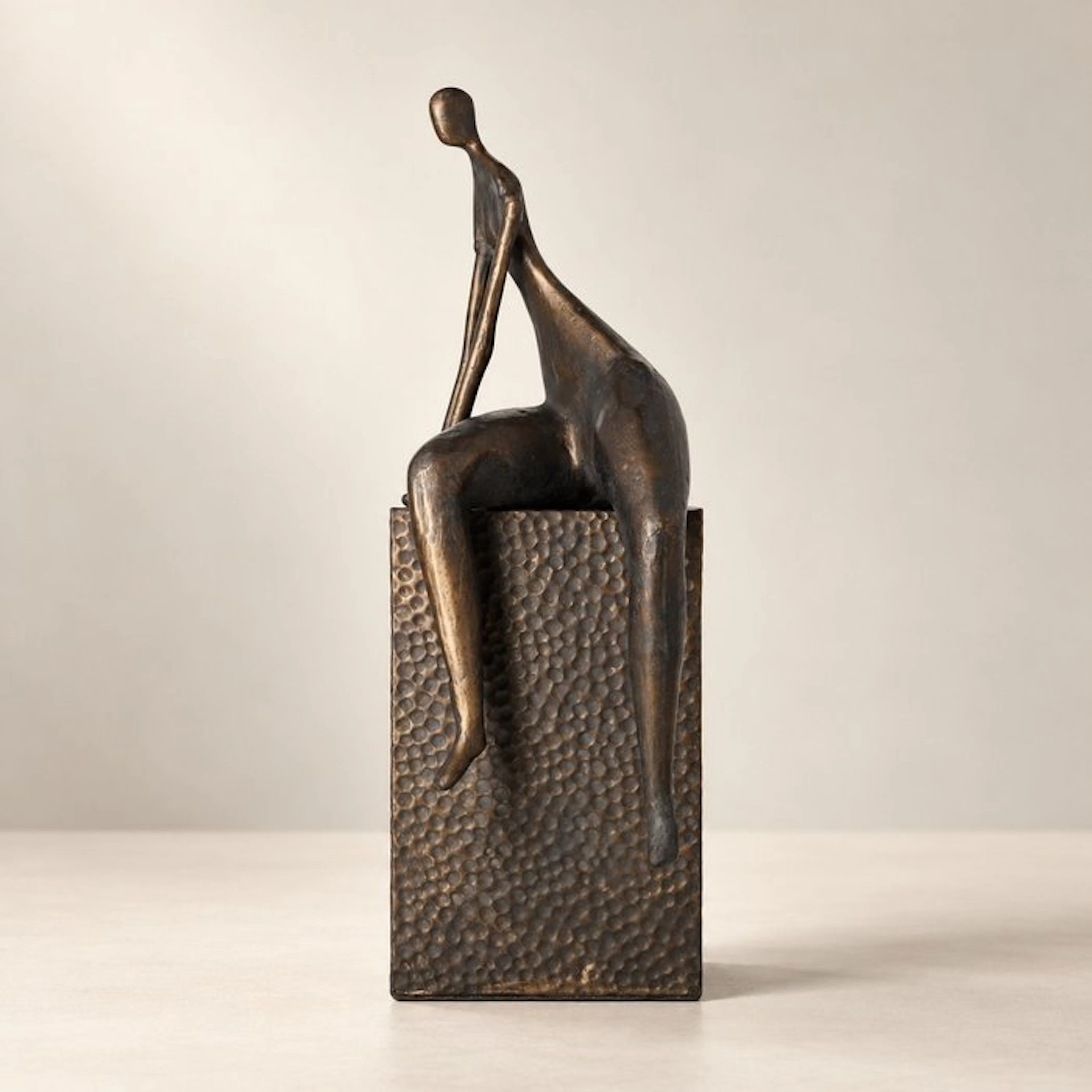 Figurine - Zittende vrouw, bronskleurig - Aluminium