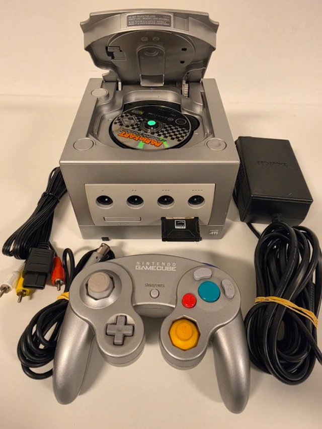 Nintendo - Gamecube - GameCube Silver & Mario Kart...