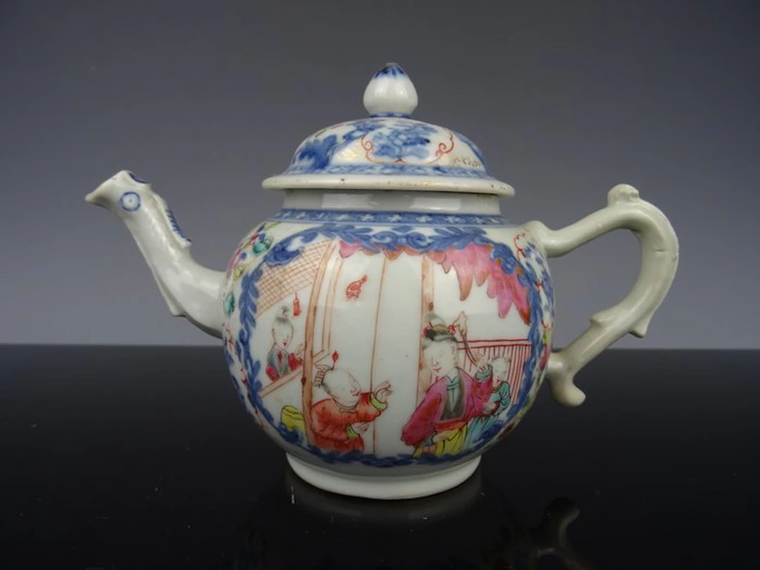 Teapot - Porcelain - Qianlong 1736-1795