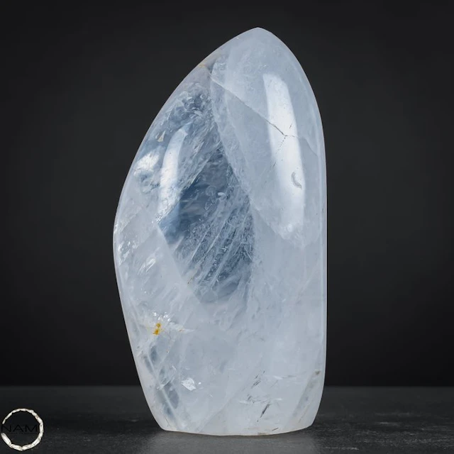 Elegant quartz freeform – Timeless beauty of nature- 881.47 g