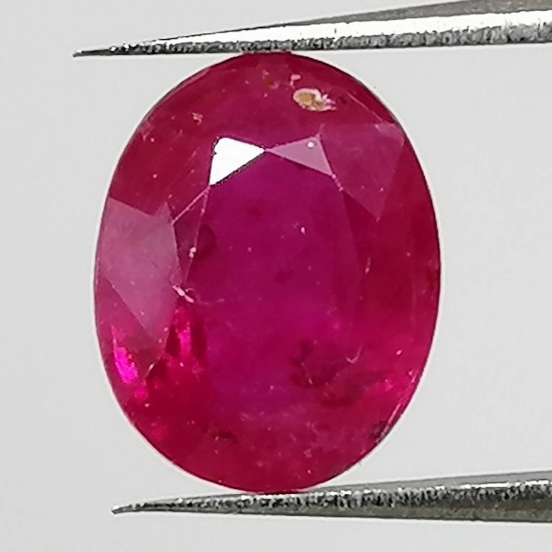 Red Ruby - 0.84 ct - Instituto Gemólogico Español (IGE) - Minor
