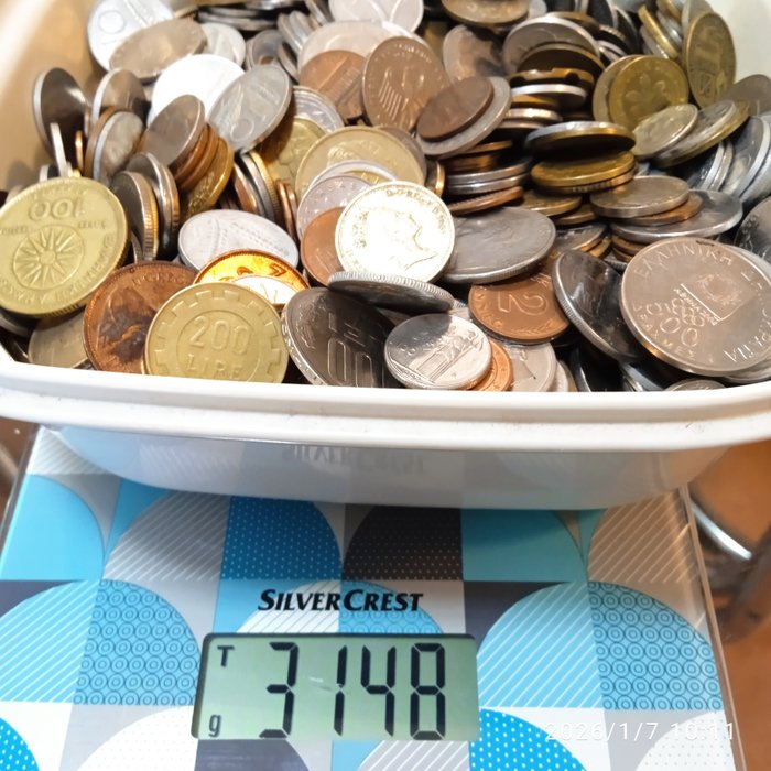 World. 3kgs of World Coins. (No reserve price)