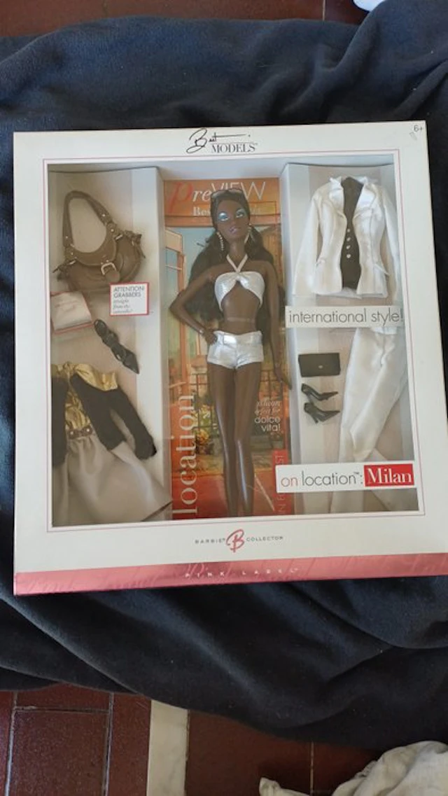 Mattel - Barbie doll Collector On Location Milan Barbie Doll 2006 J0962