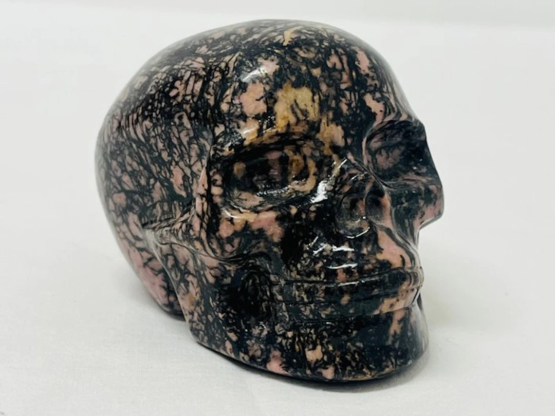 Rhodonite Skull - Height: 6 cm - Width: 7.5 cm- 427 g - (1)