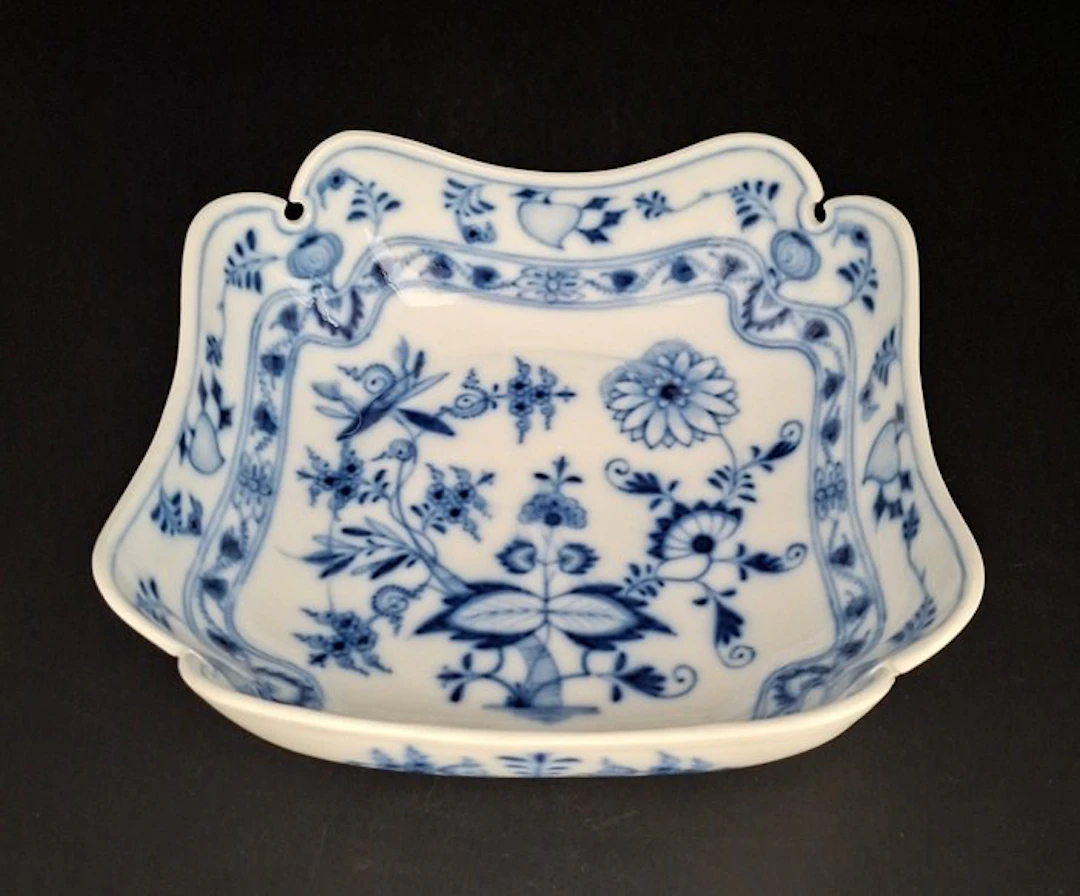 Meissen - Table service - Onion-pattern bowl, about 18 x 18 cm. - Porcelain