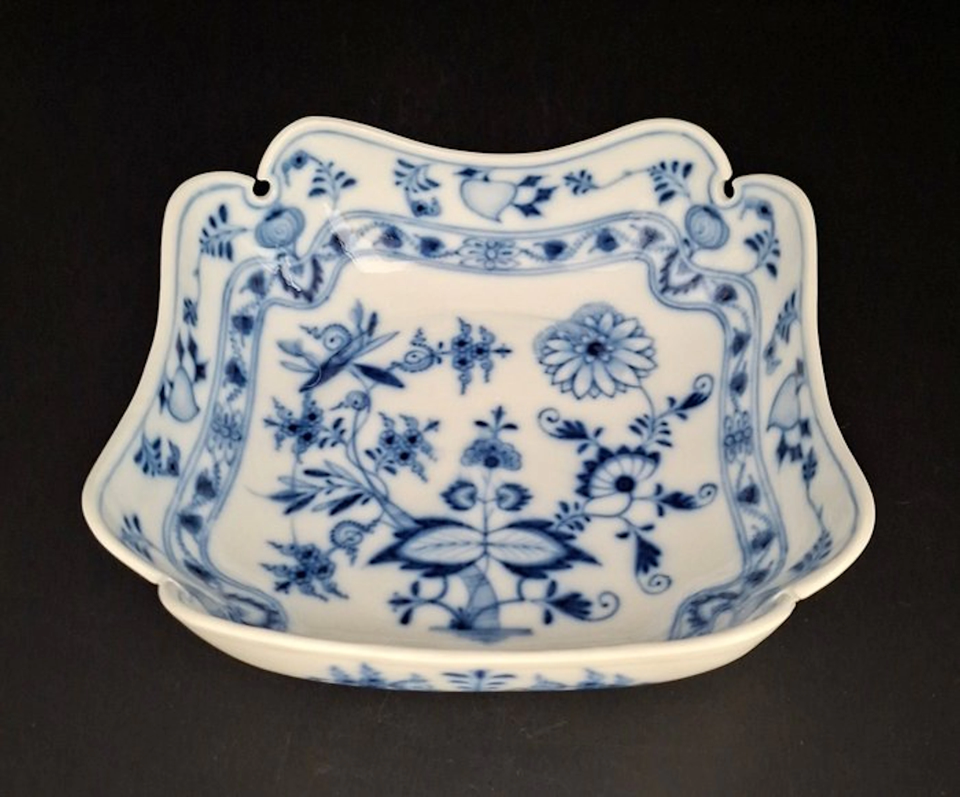 Meissen - Table service - Onion-pattern bowl, about 18 x 18 cm. - Porcelain