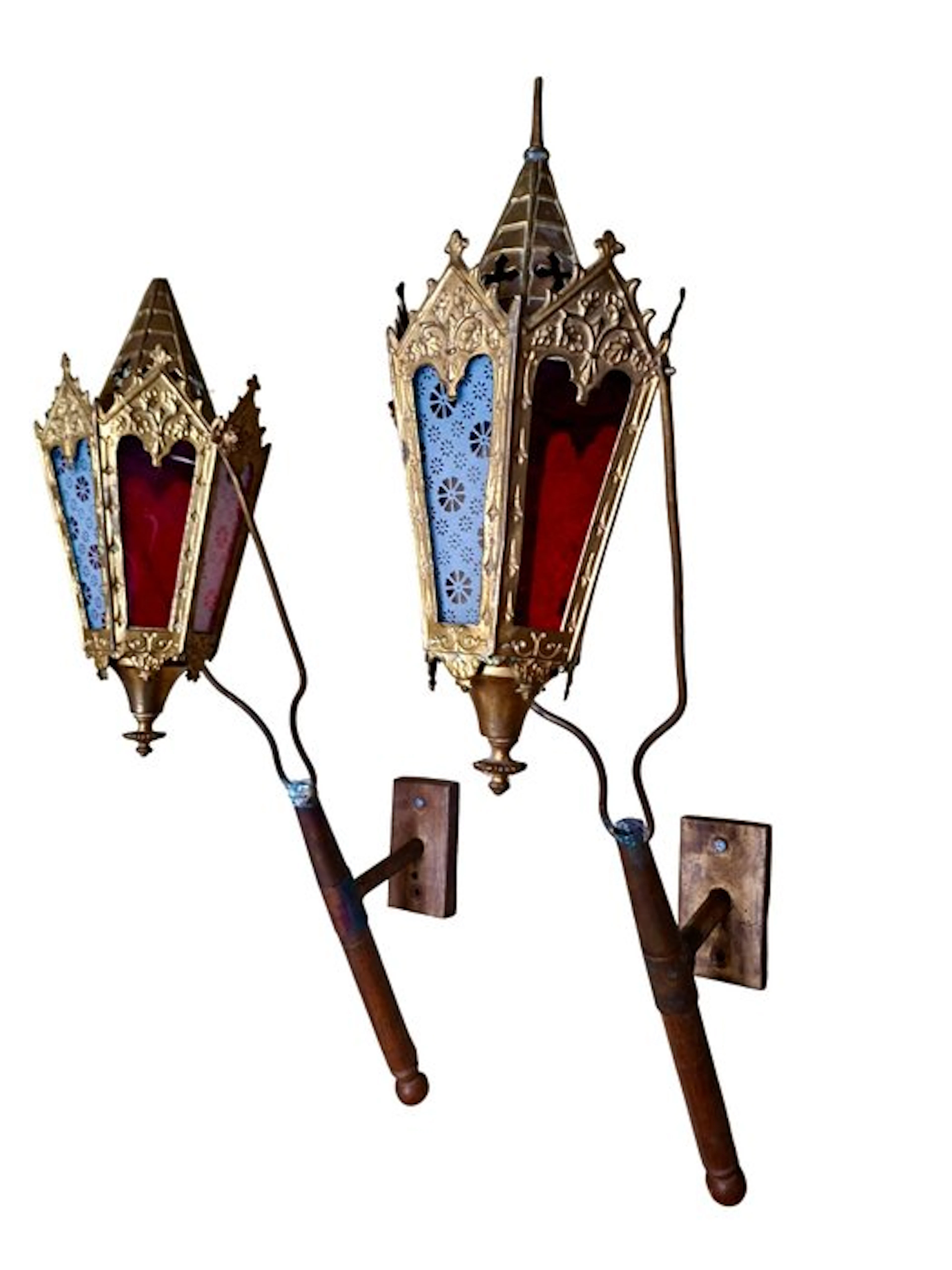 Lantern (2) - Brass, Glass - Pair of Neo-Gothic processional lanterns.