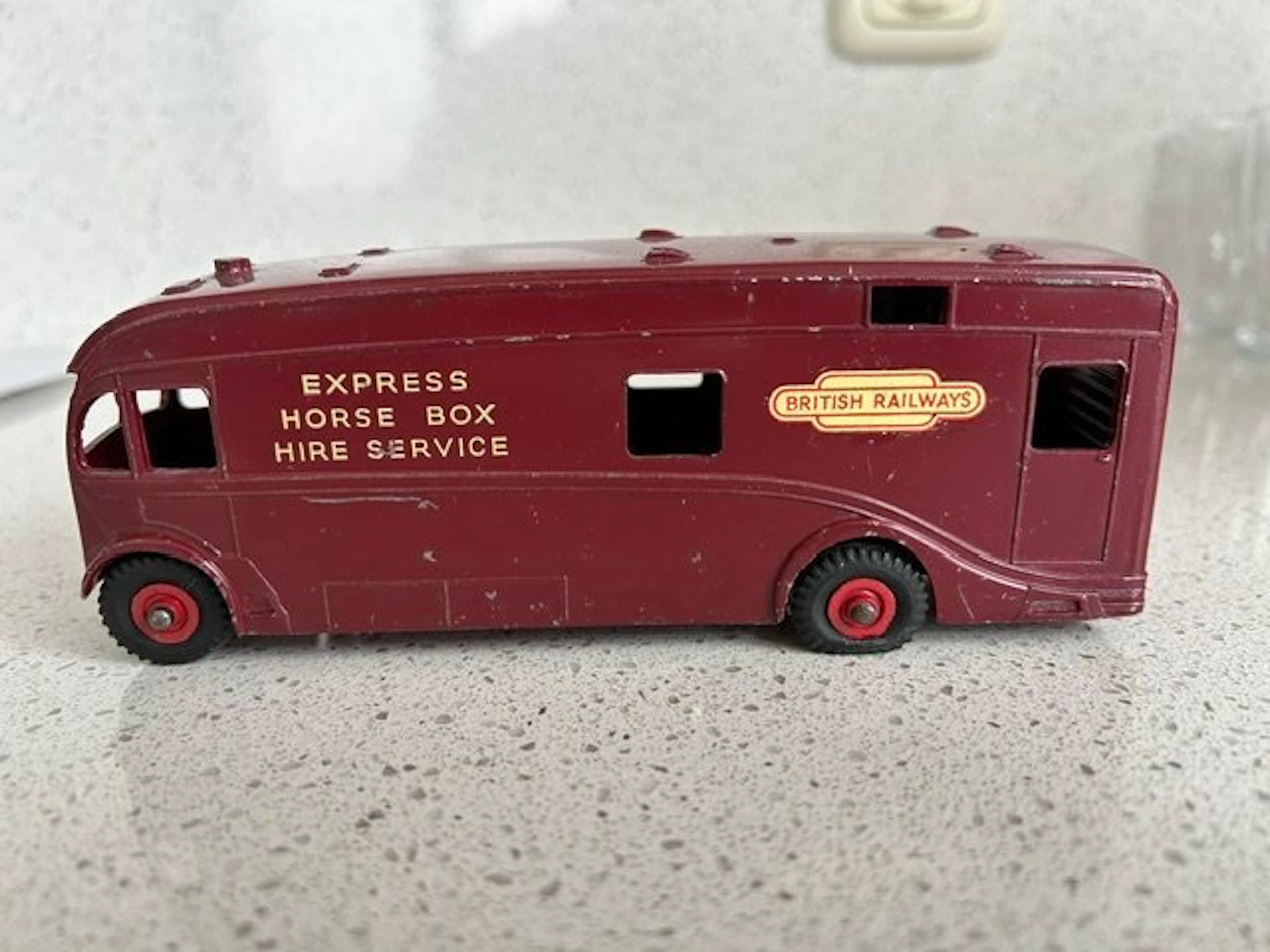 Dinky Toys 1:43 - Model truck - Express Horse Box Hire Service Nr. 979