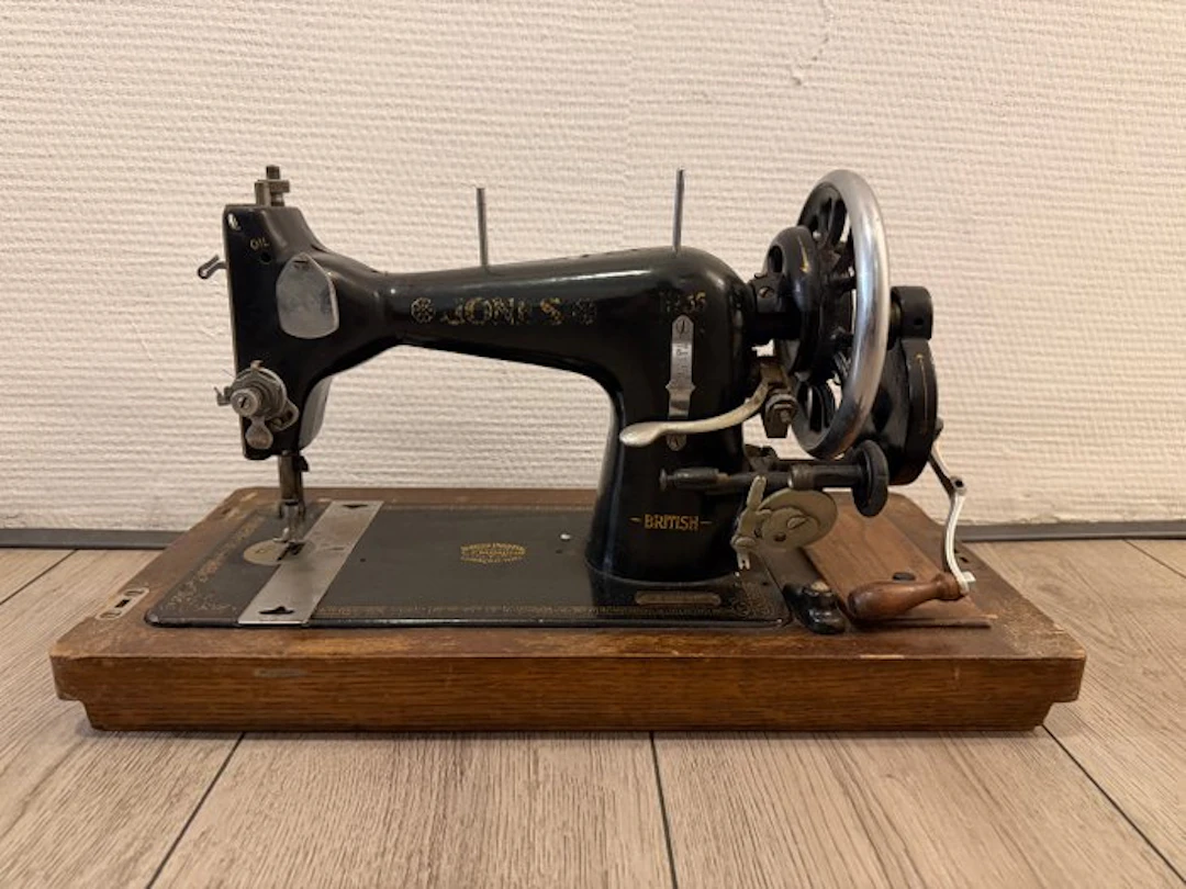Jones Sewing Machine Company - Jones 35 Sewing machine - Iron