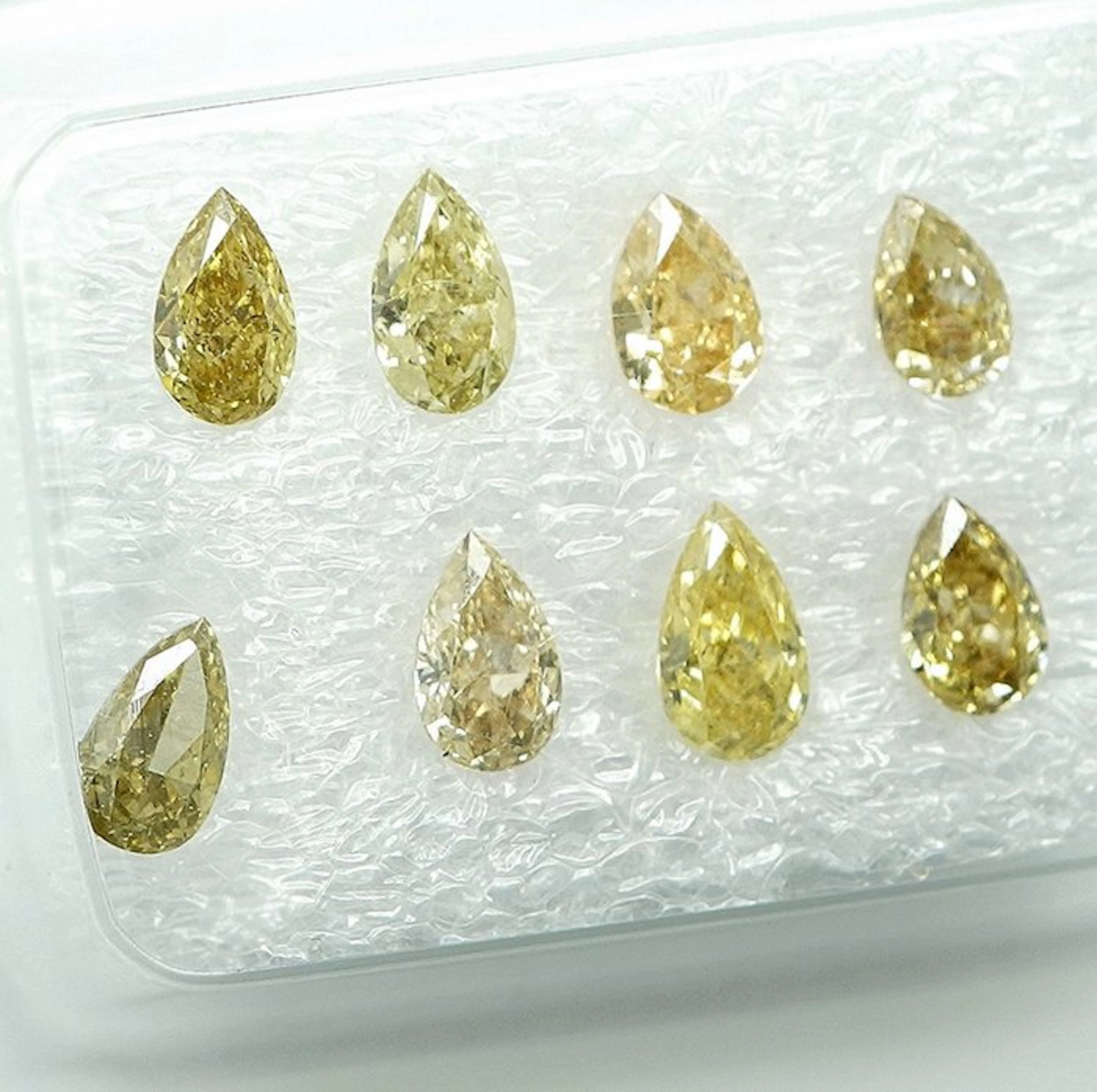 No reserve price - 8 pcs Diamond (Natural coloured)...