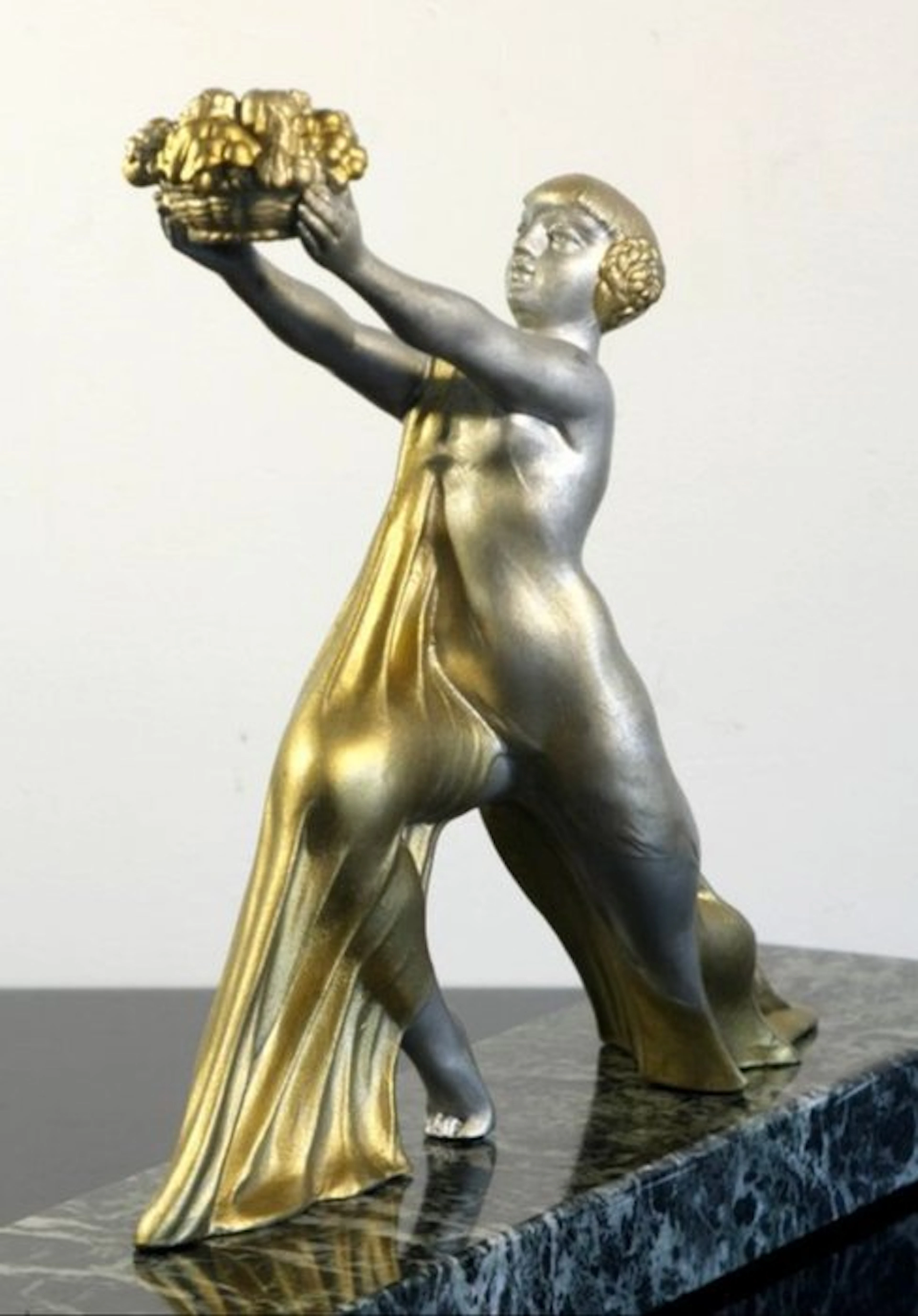 Figure - Danzatrice con cestino di fiori - Marble, Gilding, Spelter