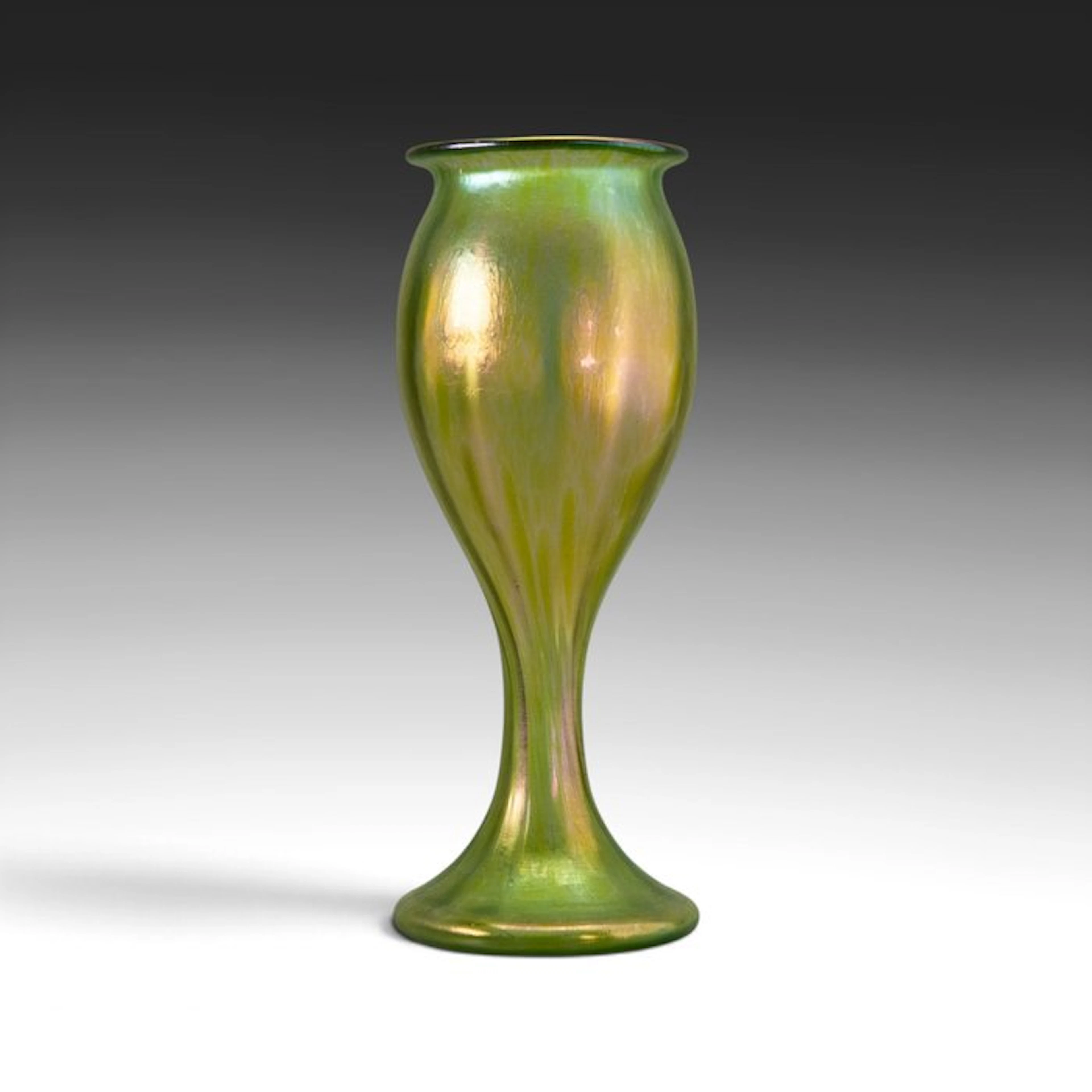 Loetz, (toegeschreven aan) - Vase - iridescent green...