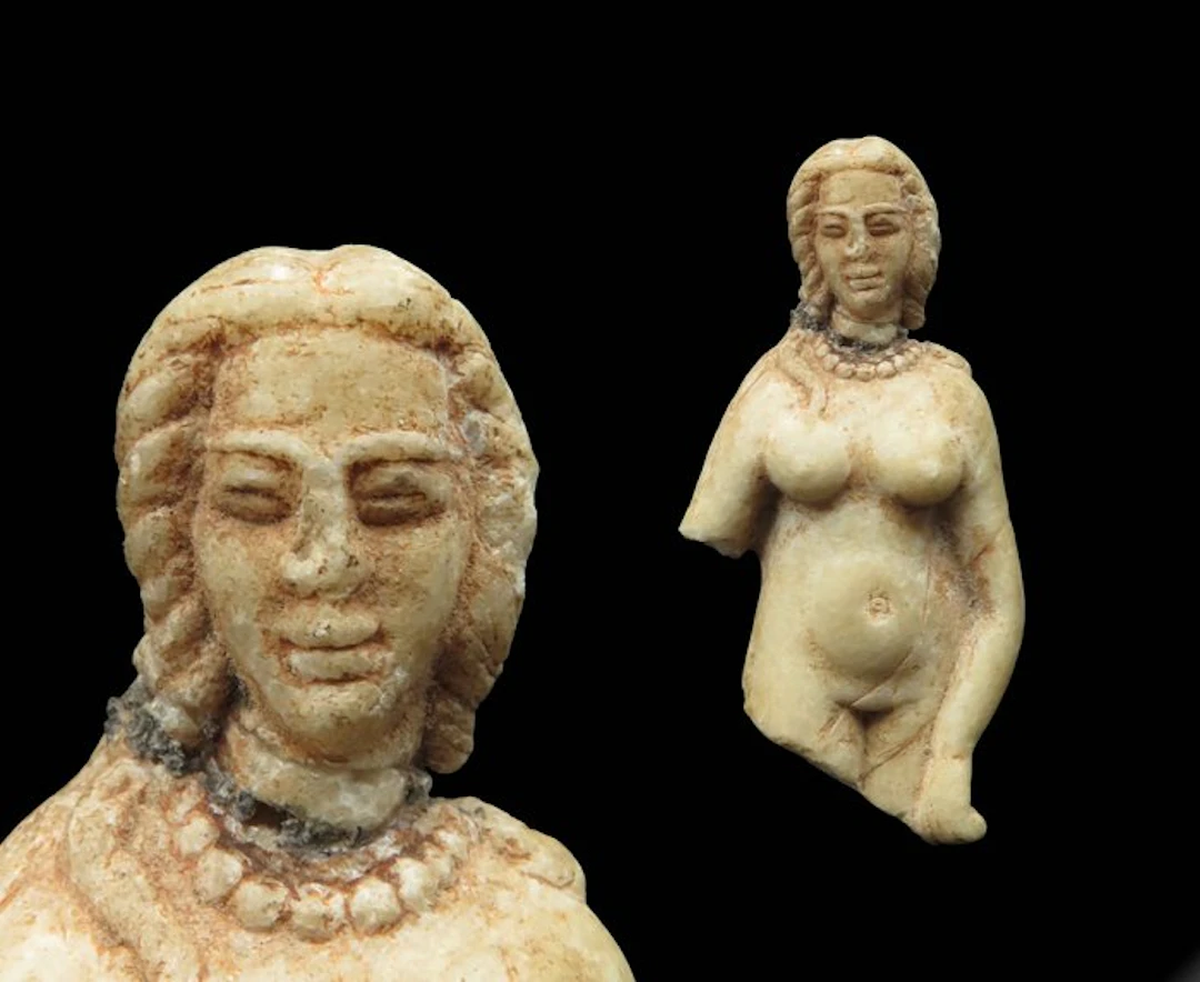 (Hellenistic) Babylonia Alabaster Statue of the Goddess Ishtar-Aphrodite - 8 cm
