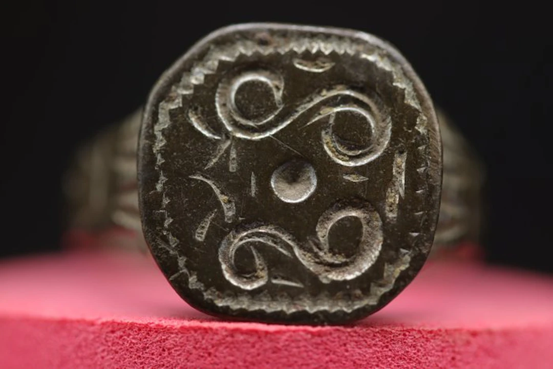 Medieval (Gothic) - Bronze Abstract Decorated Ring - 2.5 cm (No reserve price)