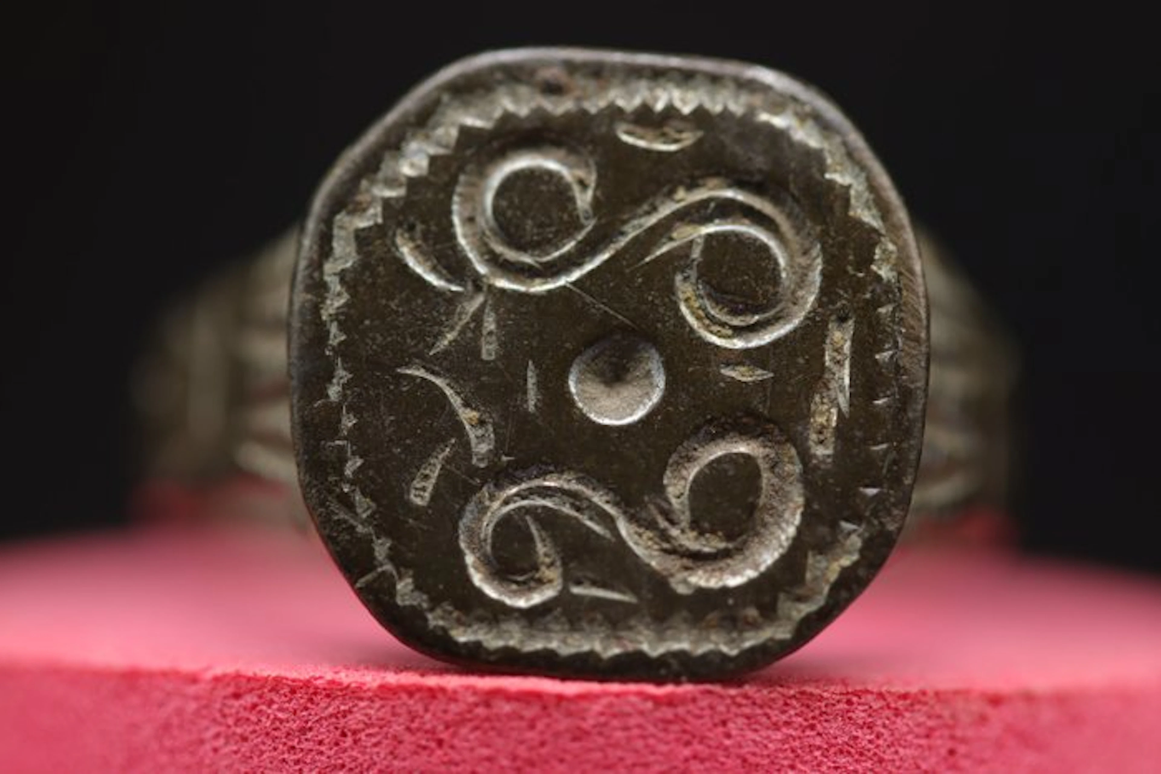Medieval (Gothic) - Bronze Abstract Decorated Ring - 2.5 cm (No reserve price)