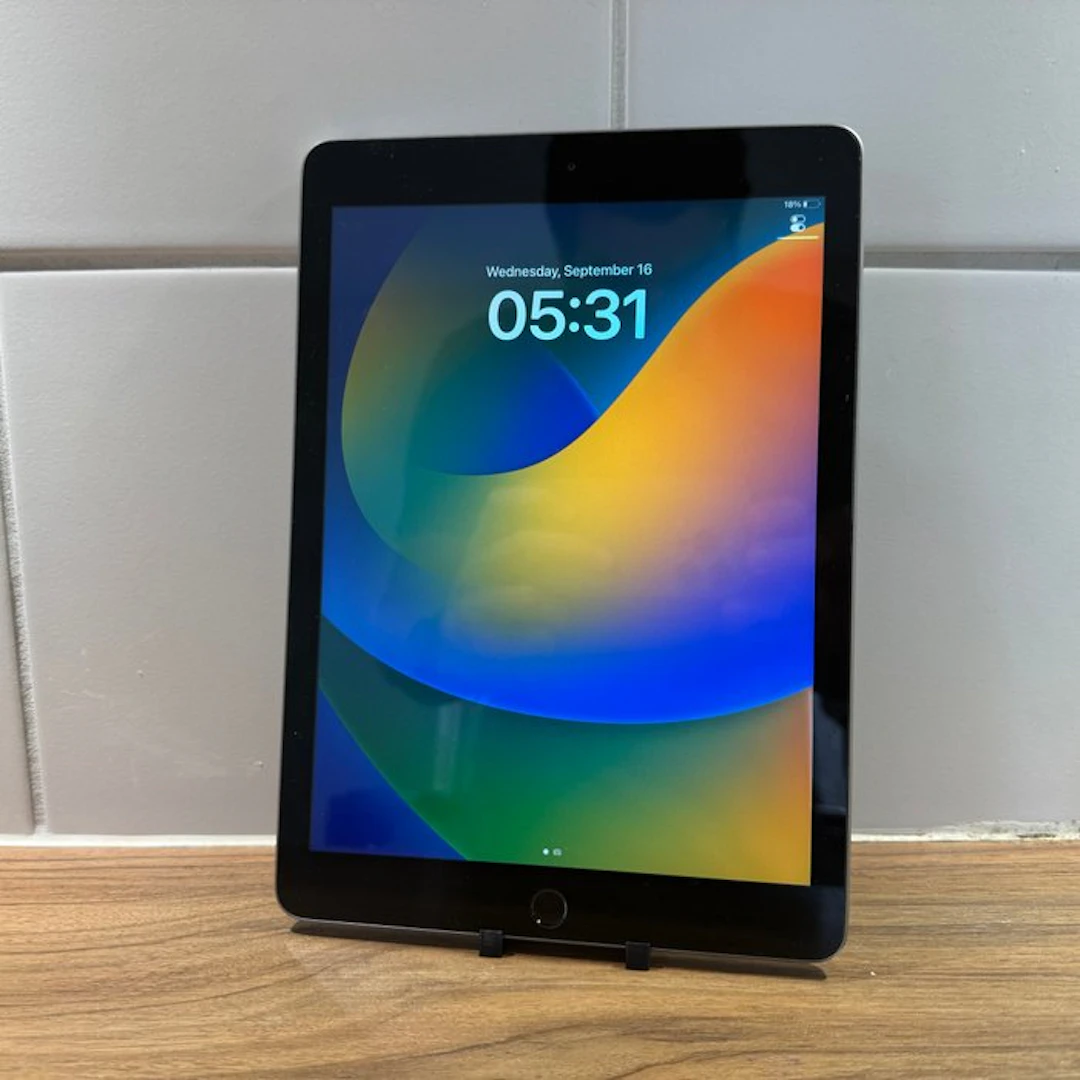 Apple iPad (5th Generation) 128GB Wifi - Mobile phone