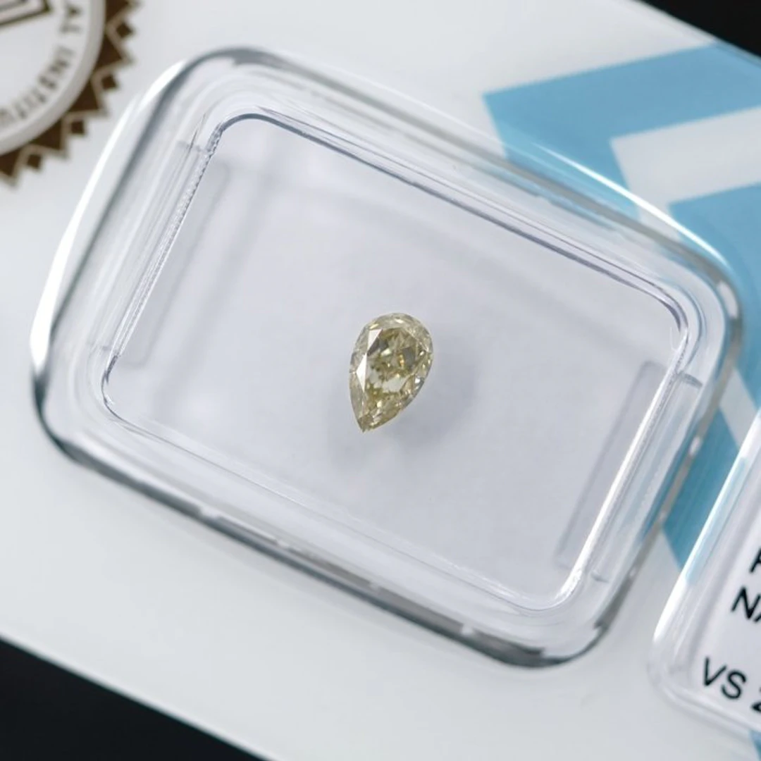 No reserve price - 1 pcs Diamond (Natural coloured)...