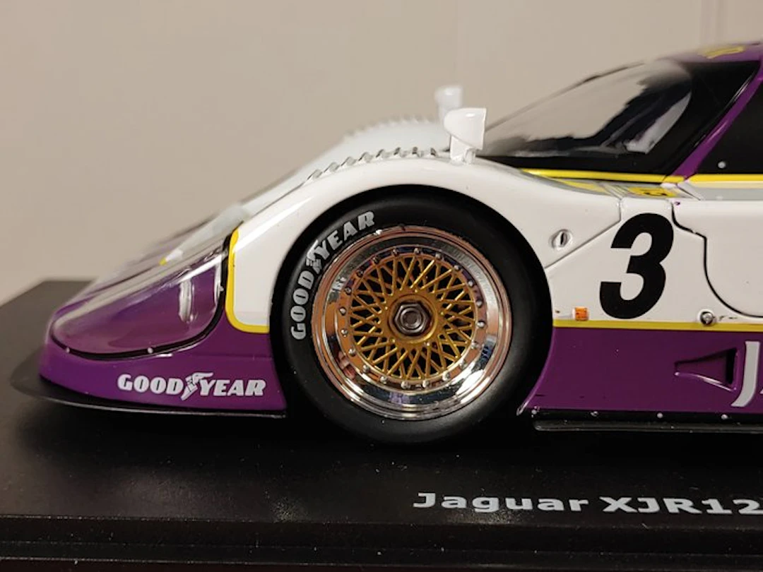 CMR 1:18 - Model race car - Jaguar XJR12 #3 Silk Cut - Winner Le Mans 1990