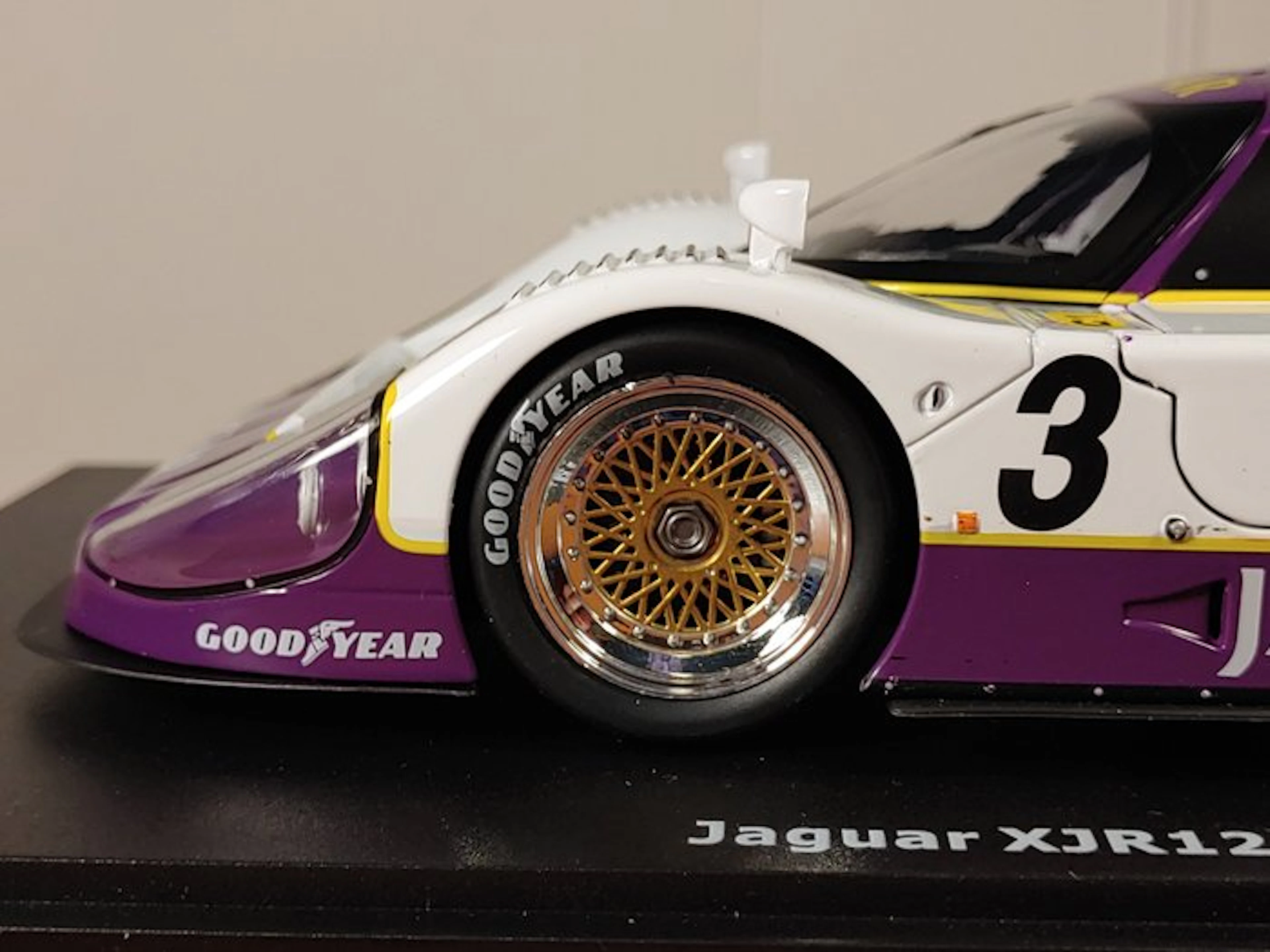 CMR 1:18 - Model race car - Jaguar XJR12 #3 Silk Cut - Winner Le Mans 1990
