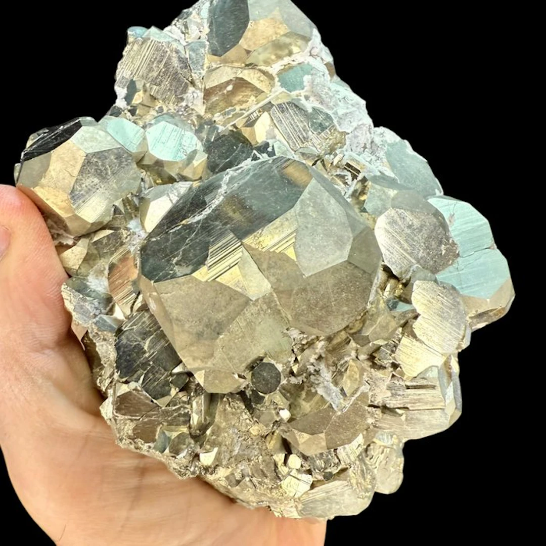 Pyrite Twinned crystals up to 4 cm! - Height: 16 cm - Width: 10 cm- 2650 g