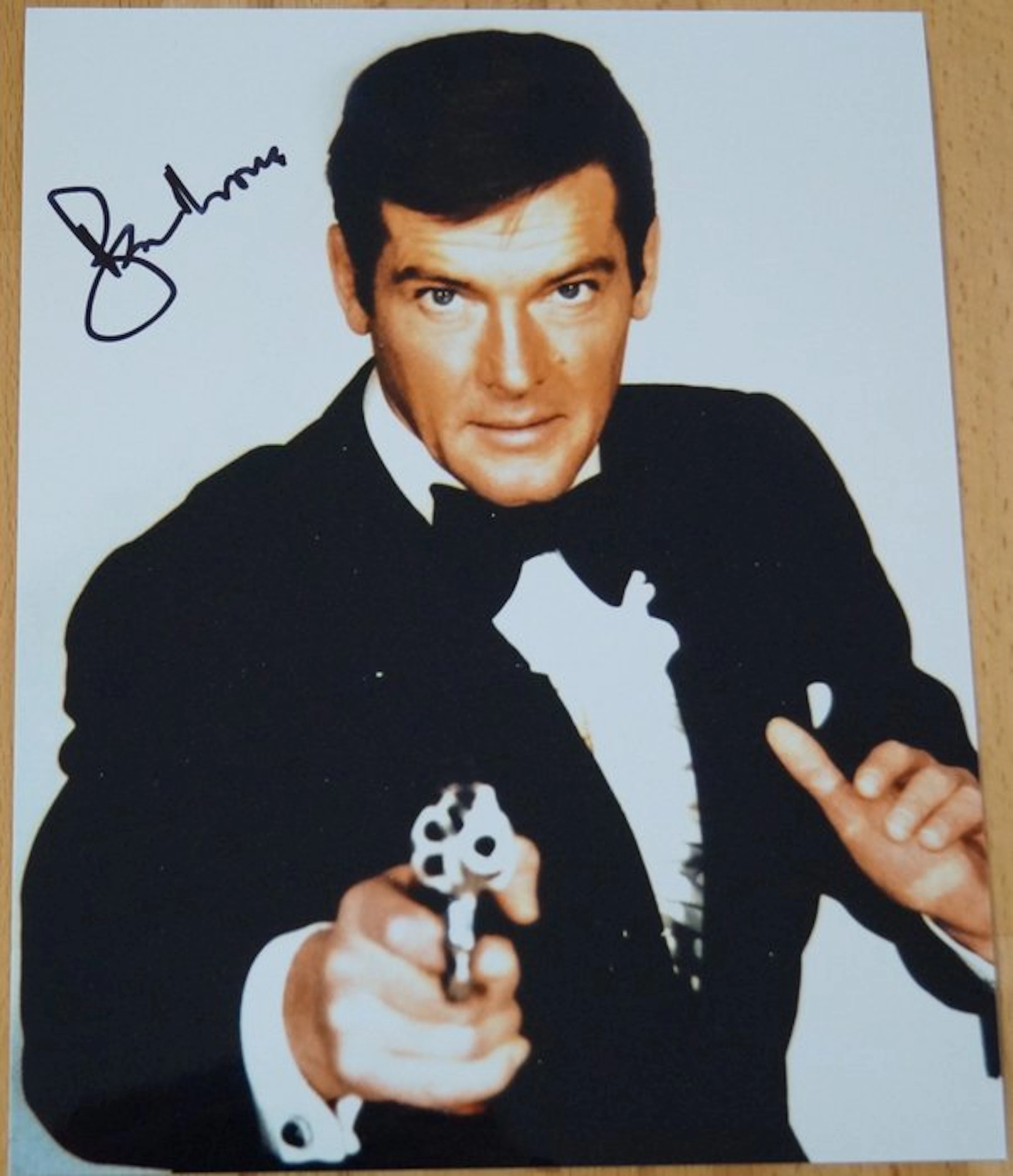 James Bond - Sir Roger Moore († 2017) as 007 in classic Bond pose - autograph