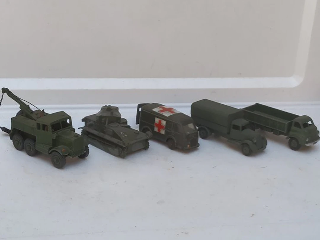Dinky Toys 1:48 - Model military vehicle (5) - Post War...