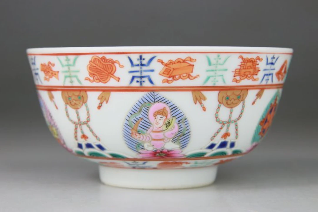 Chinese porcelain bowl (coupe) in Famille Rose with...