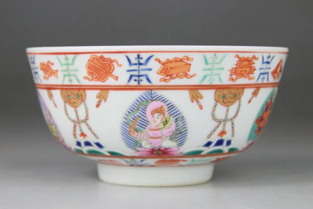 Chinese porcelain bowl (coupe) in Famille Rose with...
