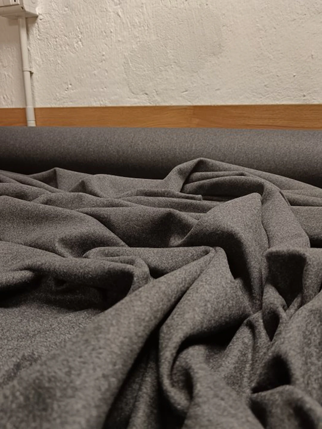 Shetland wool fabric E779 measures 1.60 x 6.70 m