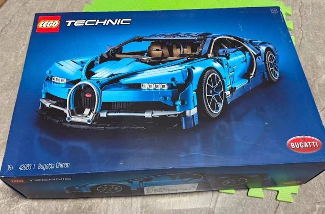 LEGO Set - Technic - 10x Bugatti Chiron (42083)