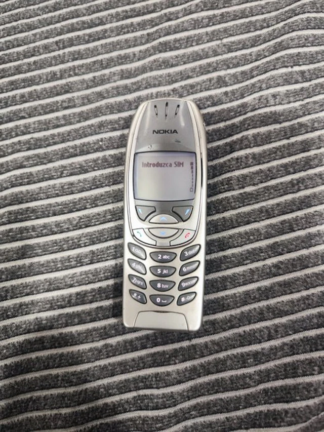 Nokia 6010 - Mobile phone (1) - Without original box