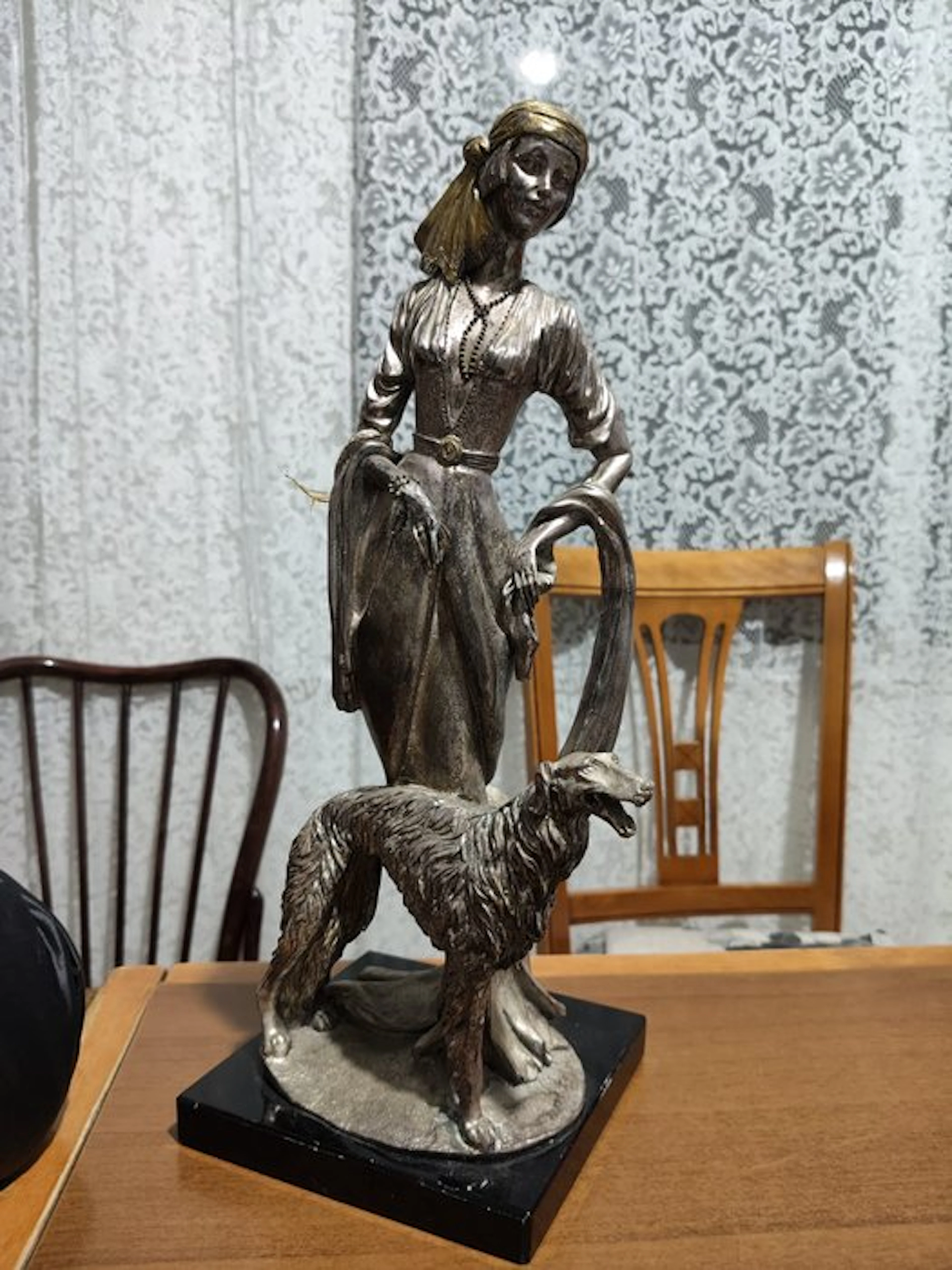 Statue, Donna con cane al guinzaglio - 41 cm - Spelter, Marble