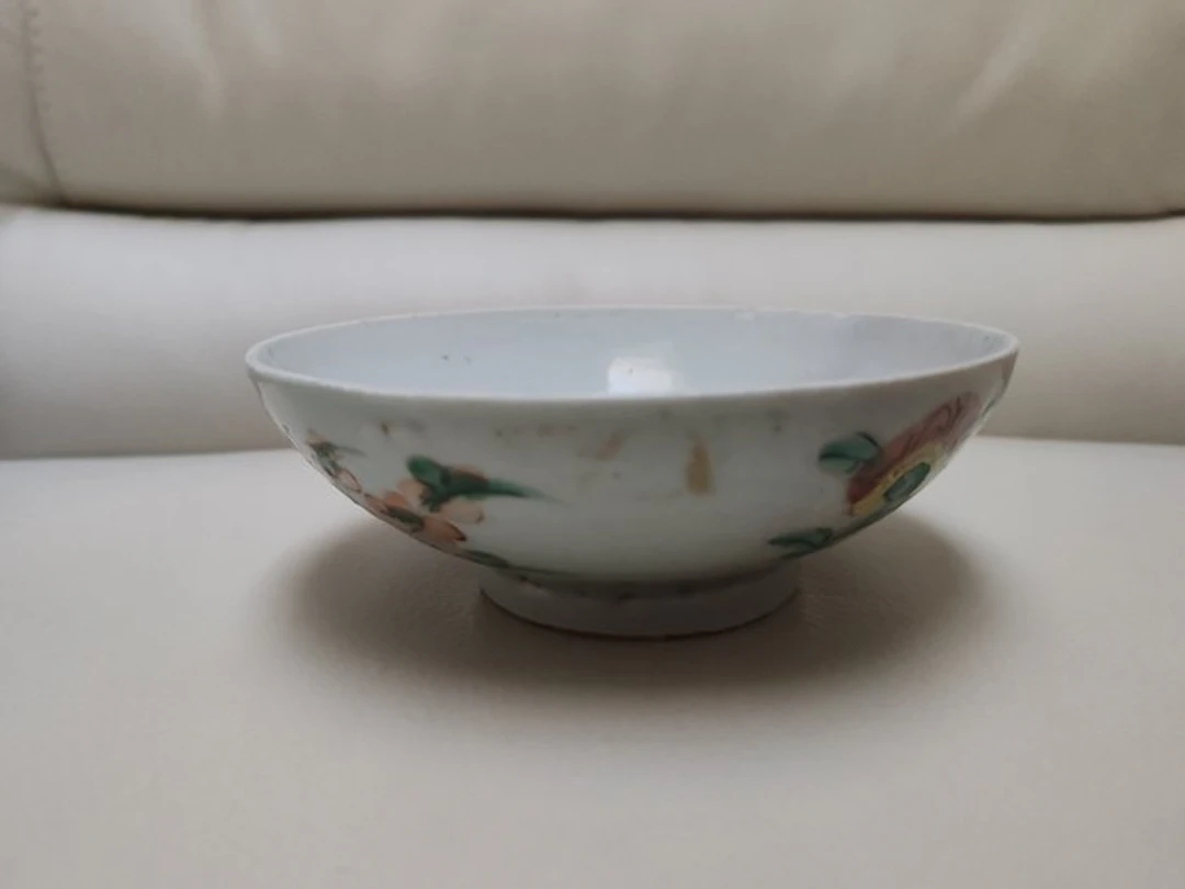 Ancient bowl in Chinese porcelain finely hand-painted...