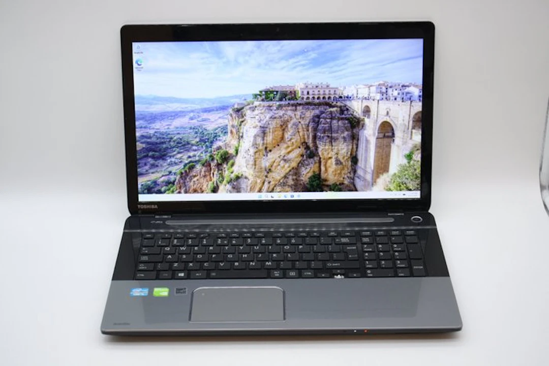 Nice find: Toshiba Satellite L70-A | Intel i5 CPU | 8GB...