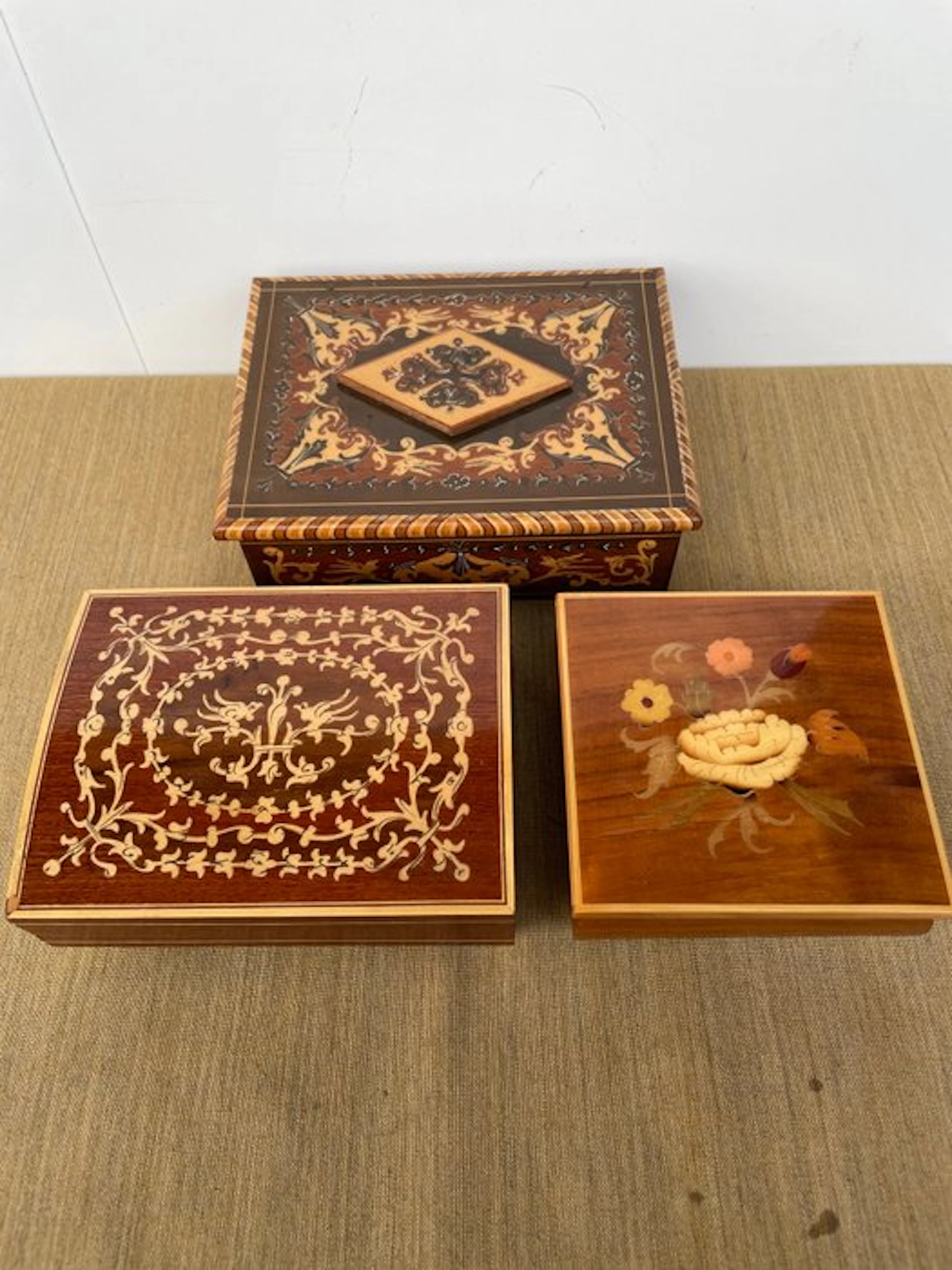 Jewellery box (3) - With music (one) - Wood, and other materials