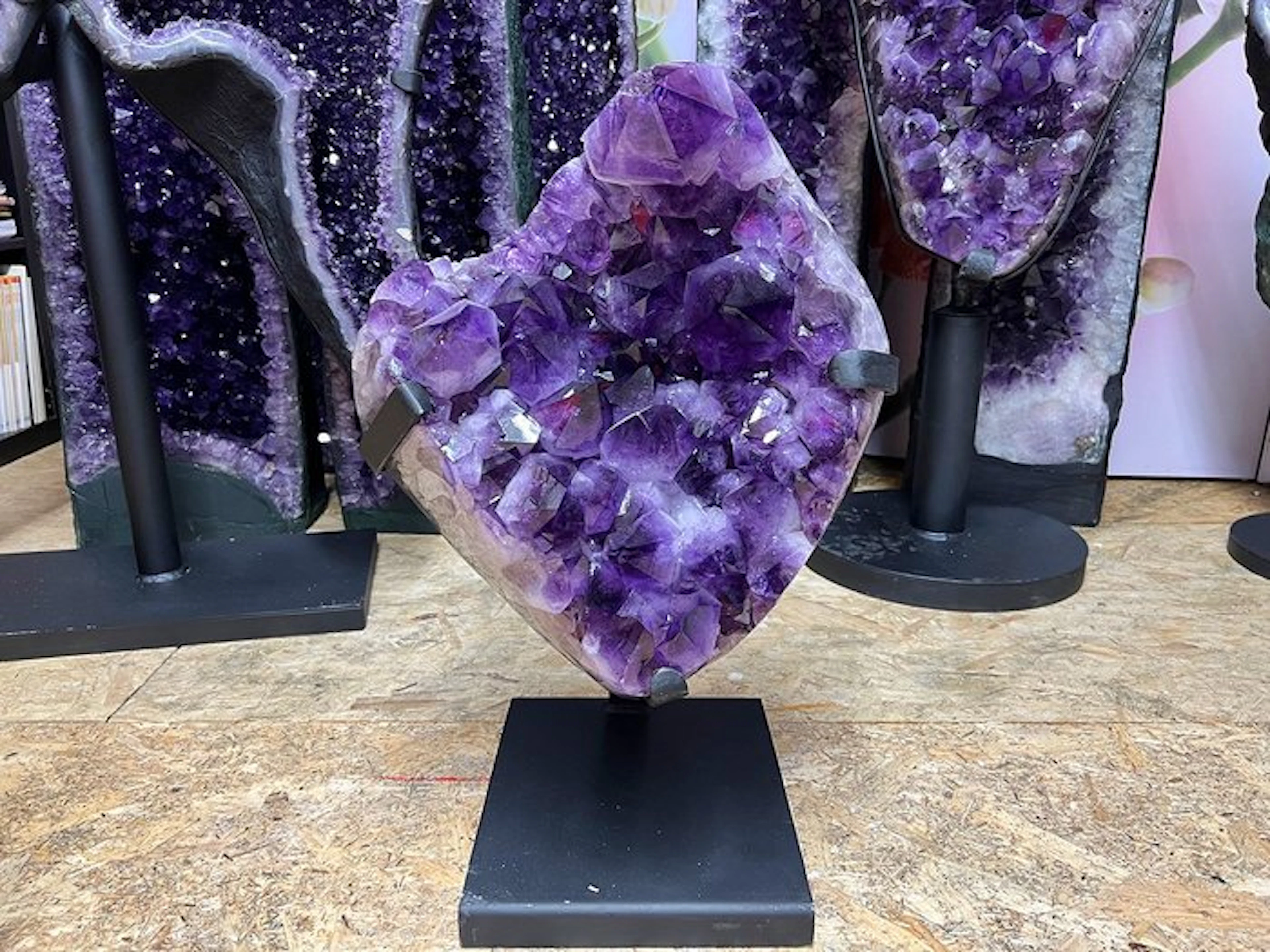 Amethyst Crystal cluster - Height: 61 cm - Width: 44 cm- 44 kg - (1)
