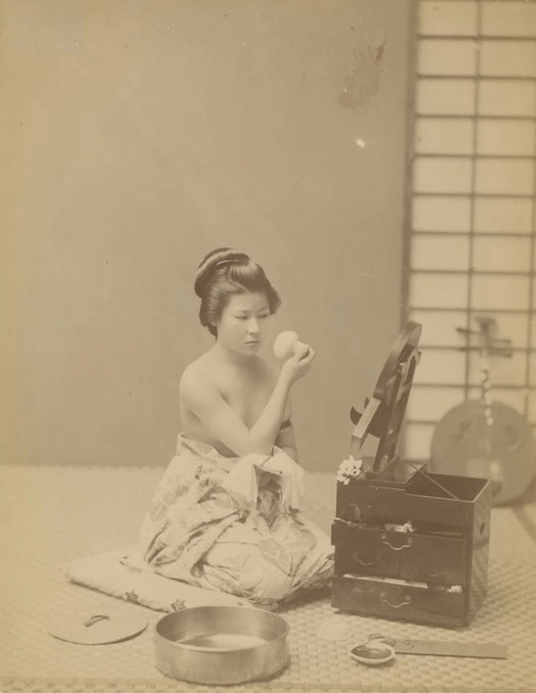 Enami, Farsari, Suzuki, Yokohama School (XIX) - Geisha at toilet