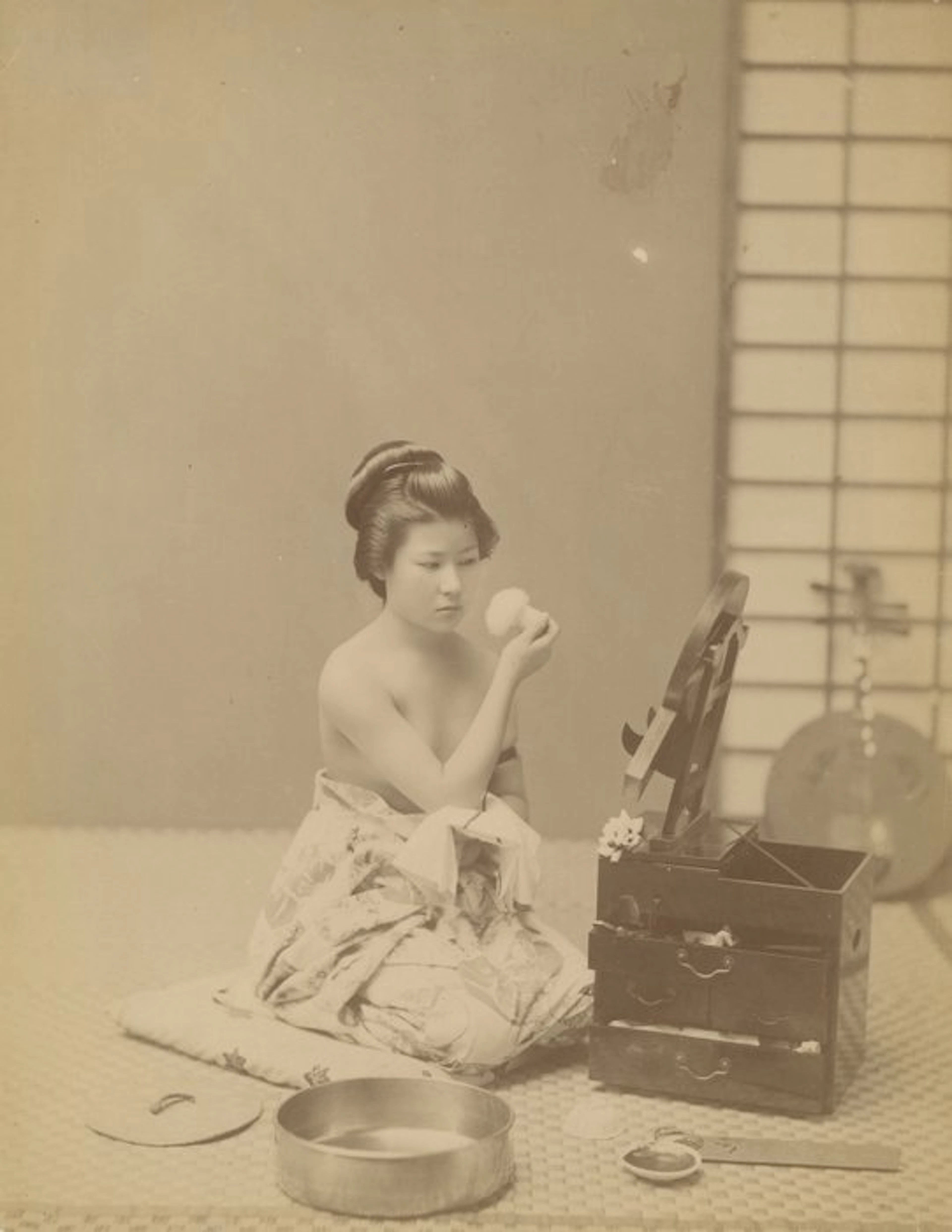 Enami, Farsari, Suzuki, Yokohama School (XIX) - Geisha at toilet