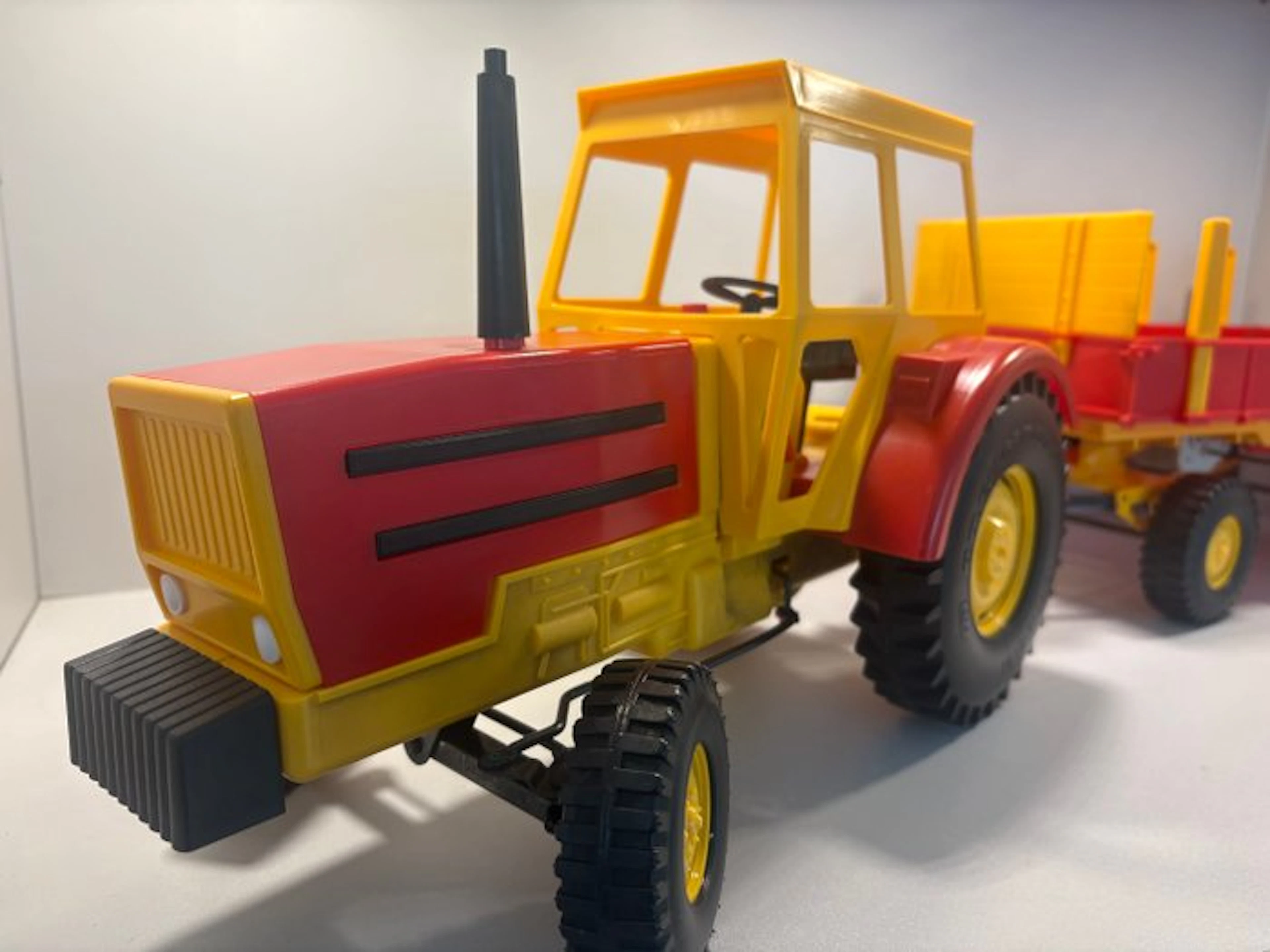 Not to scale - Model agricultural machinery (2) - Traktor...