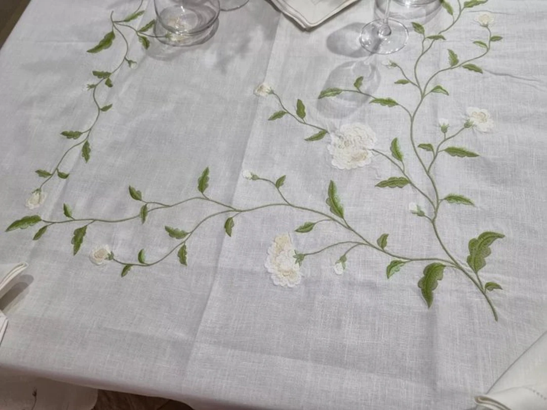 Tovaglia in puro lino con ricamo a macchina e rifinitura...