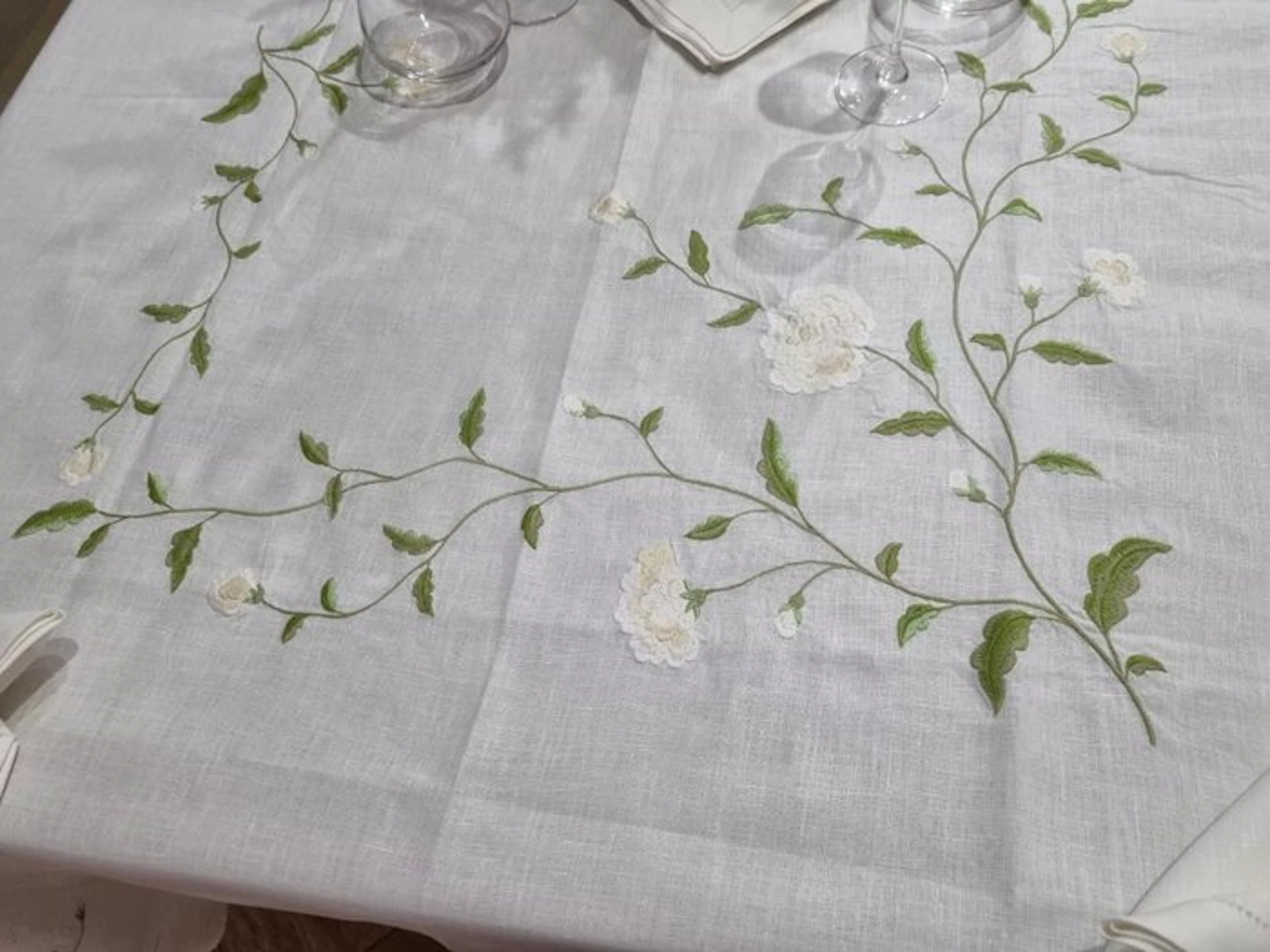 Tovaglia in puro lino con ricamo a macchina e rifinitura...