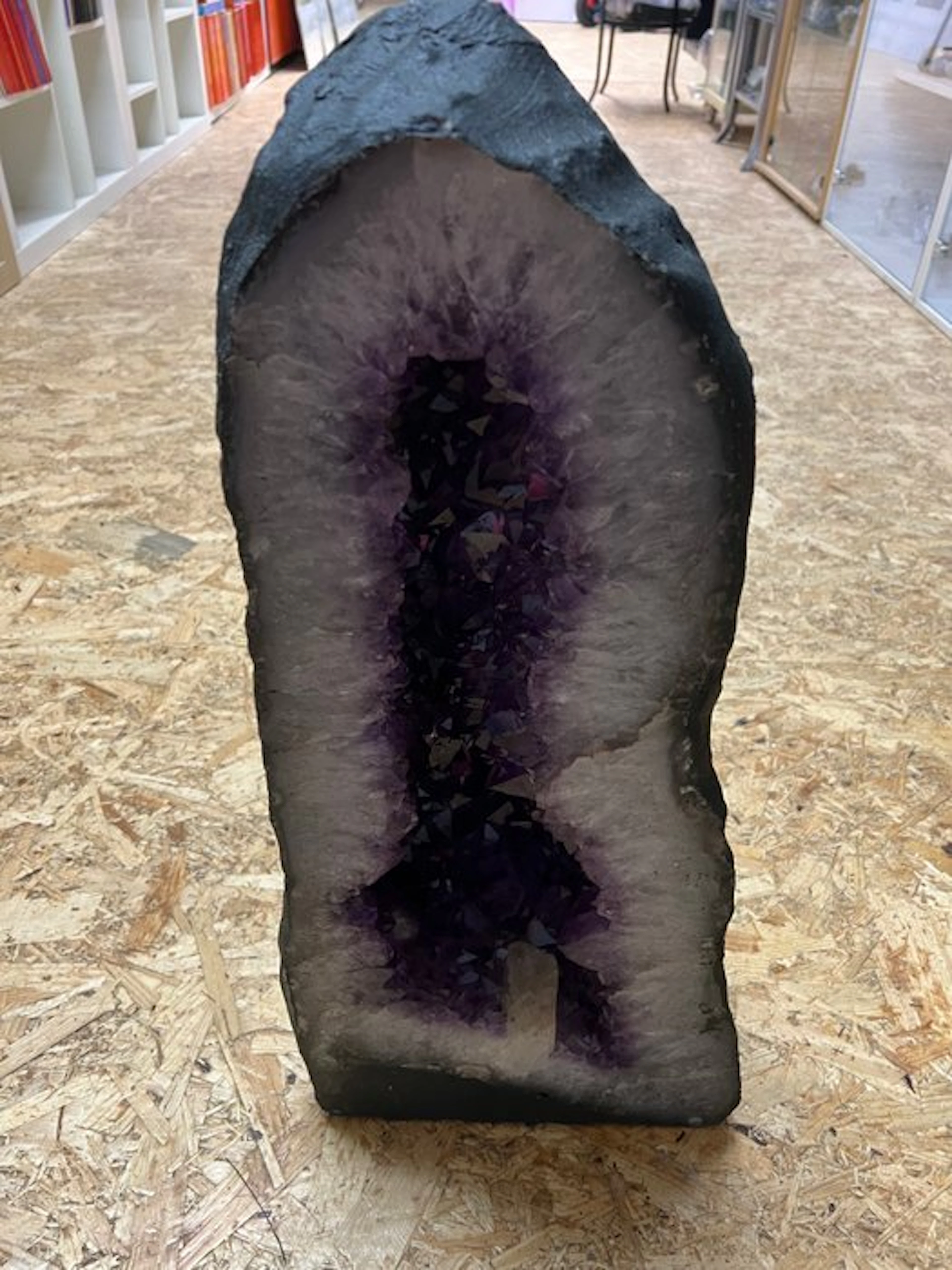 Amethyst Geode - Height: 60 cm - Width: 25 cm- 45 kg - (1)